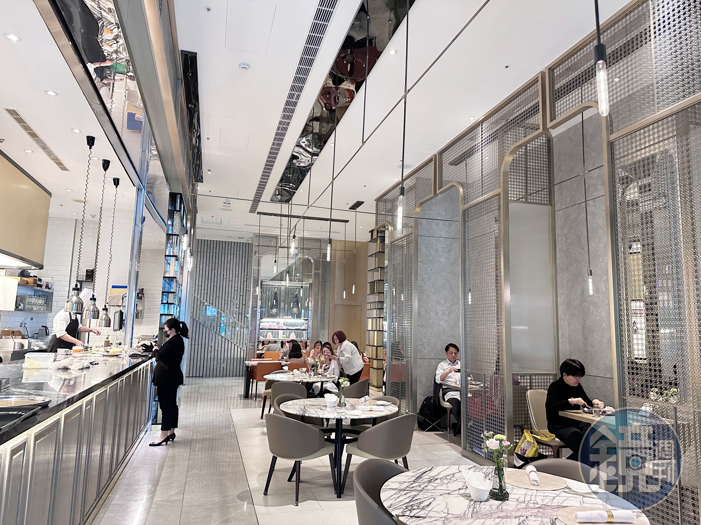 王品集團旗下頂級牛排餐廳THE WANG標榜「管家式服務」,THE WANG PRIME STEAK主打乾式熟成牛排,曾連續兩年榮獲米其林餐盤推薦殊榮。