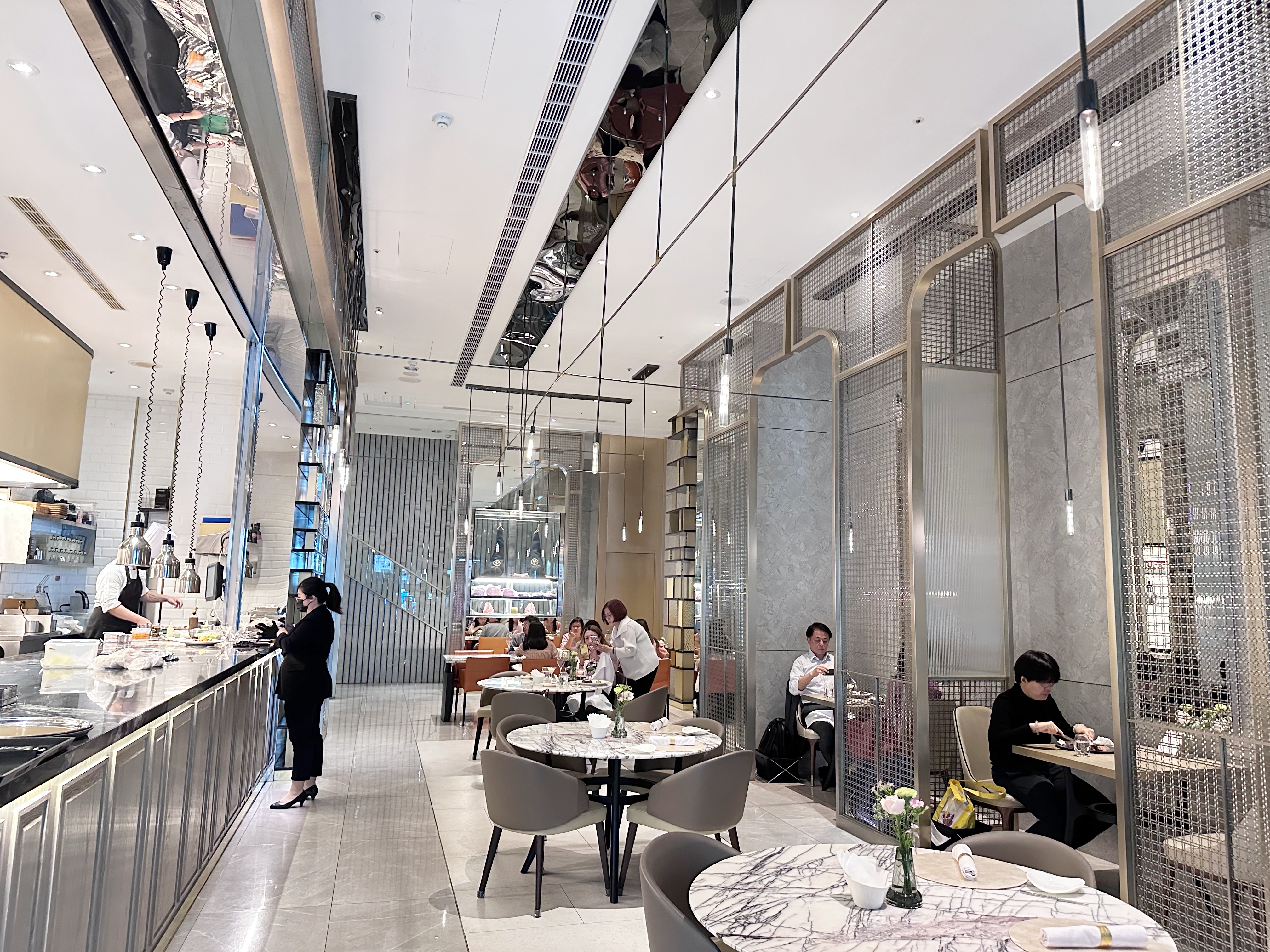 王品集團旗下頂級牛排餐廳THE WANG標榜「管家式服務」，THE WANG PRIME STEAK主打乾式熟成牛排，曾連續兩年榮獲米其林餐盤推薦殊榮。