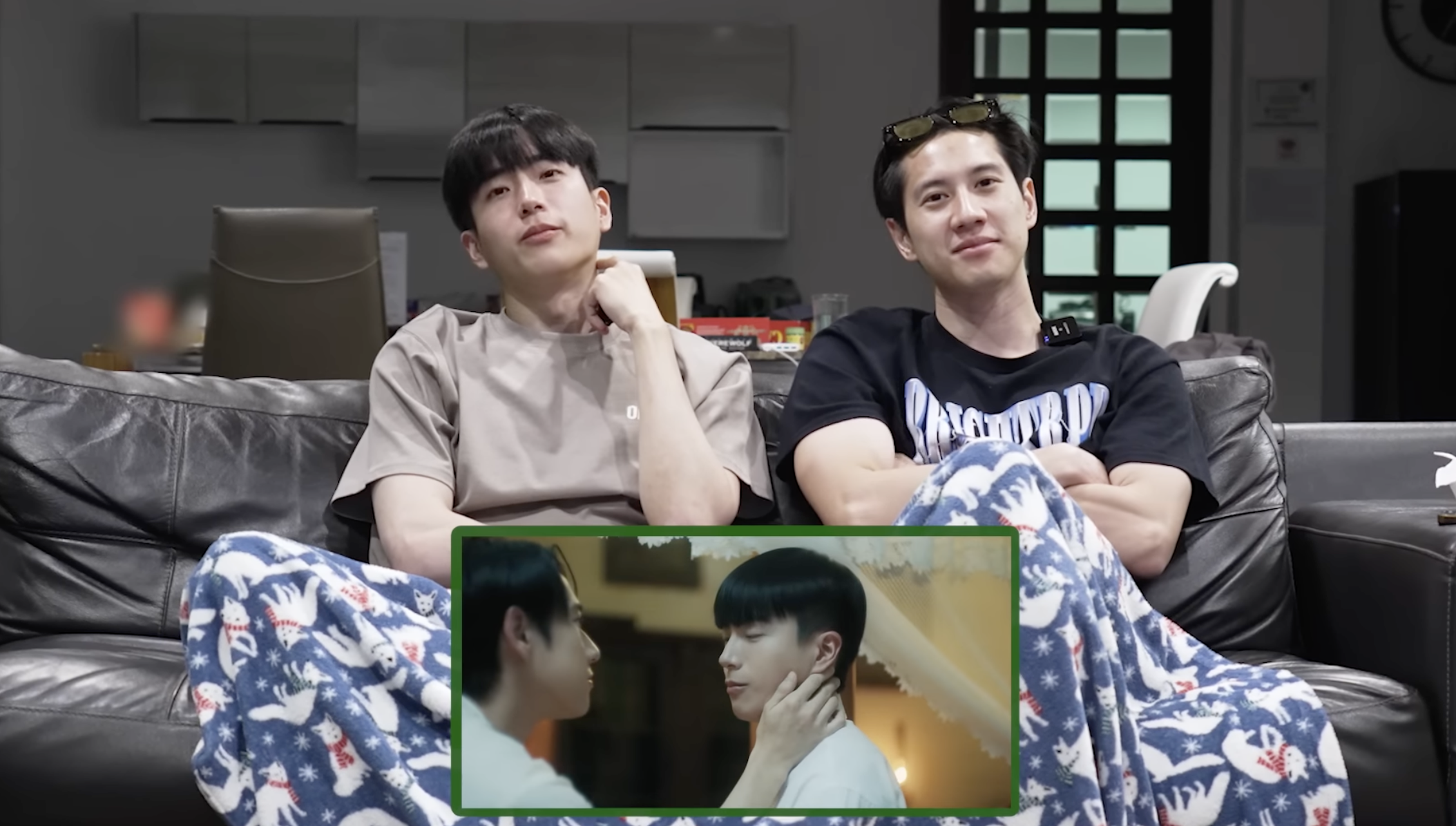 查農（左）和Bright觀看《愛的香氣》第6集，邊聊拍攝花絮。（截圖自YouTube）