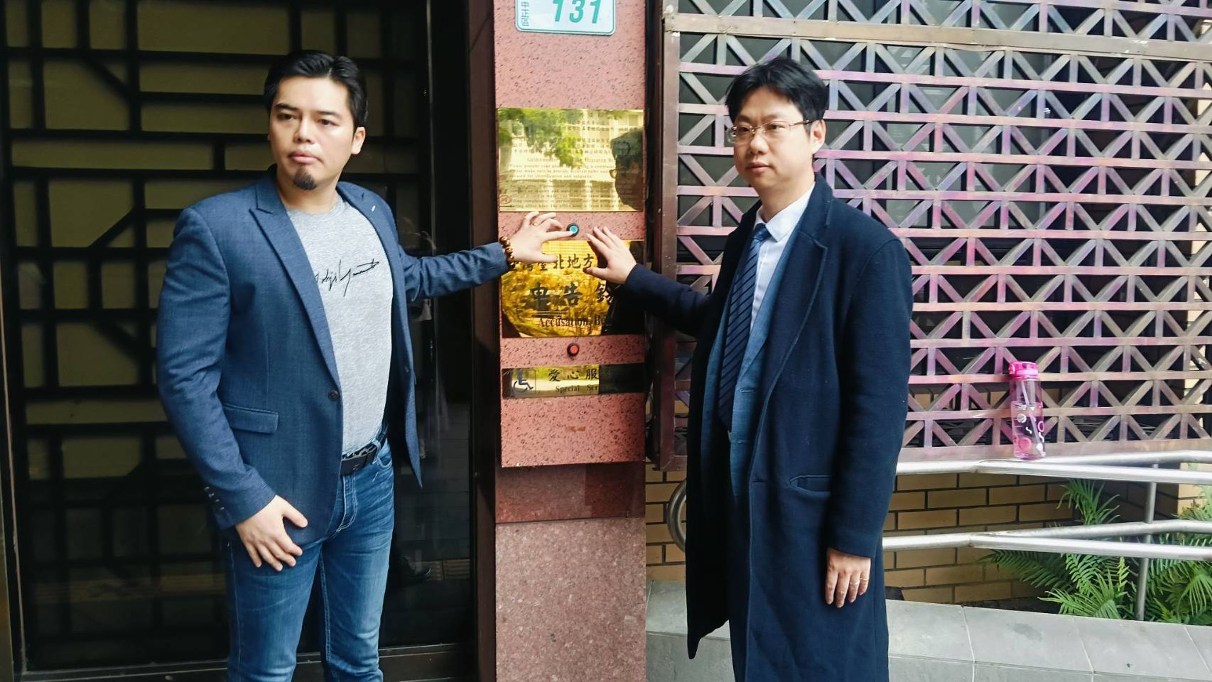 不滿被台北市議員趙怡翔在政論節目中指控與黑道、統戰關係密切，《警政時報》社長伍仲威與律師赴北檢提告。（翻攝畫面）