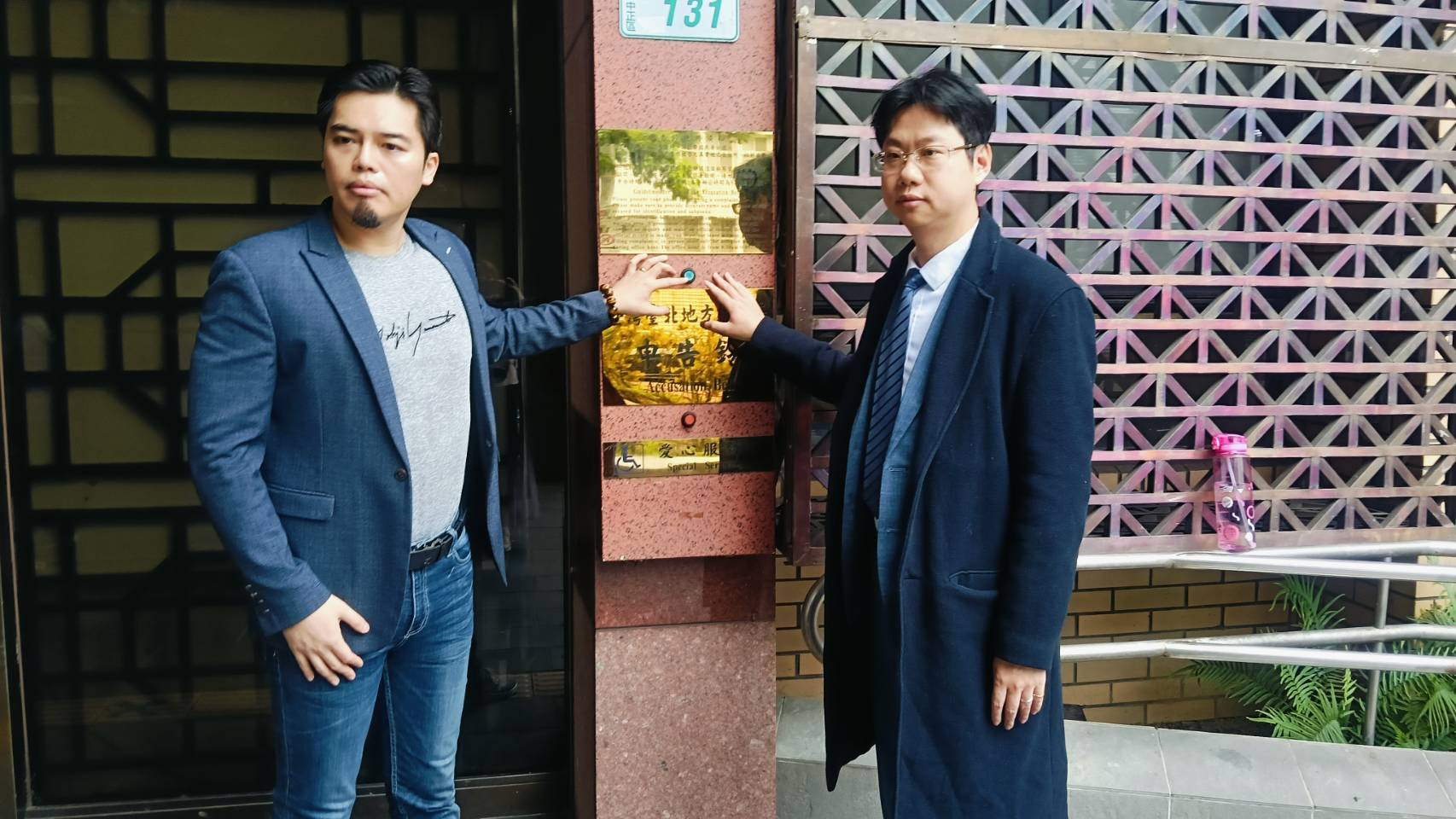 不滿被台北市議員趙怡翔在政論節目中指控與黑道、統戰關係密切，《警政時報》社長伍仲威與律師赴北檢提告。（翻攝畫面）