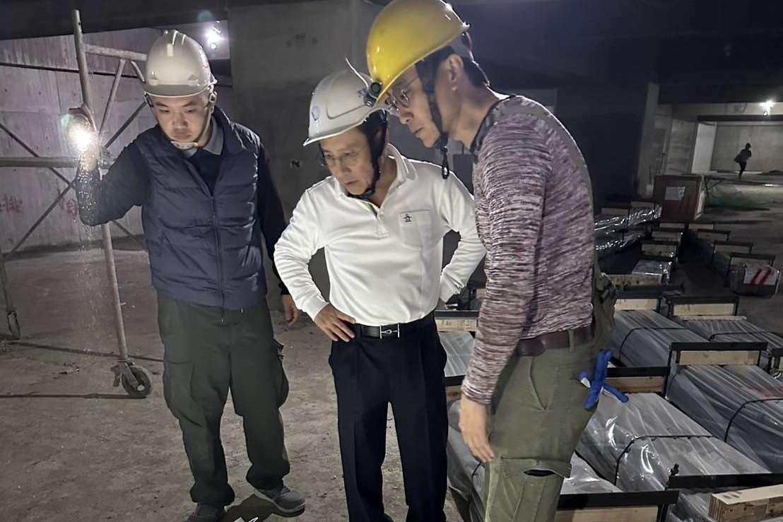 永佳捷董座許作名（中）於農曆年假期間視察工地，了解電梯安裝情形。（永佳捷電梯提供）