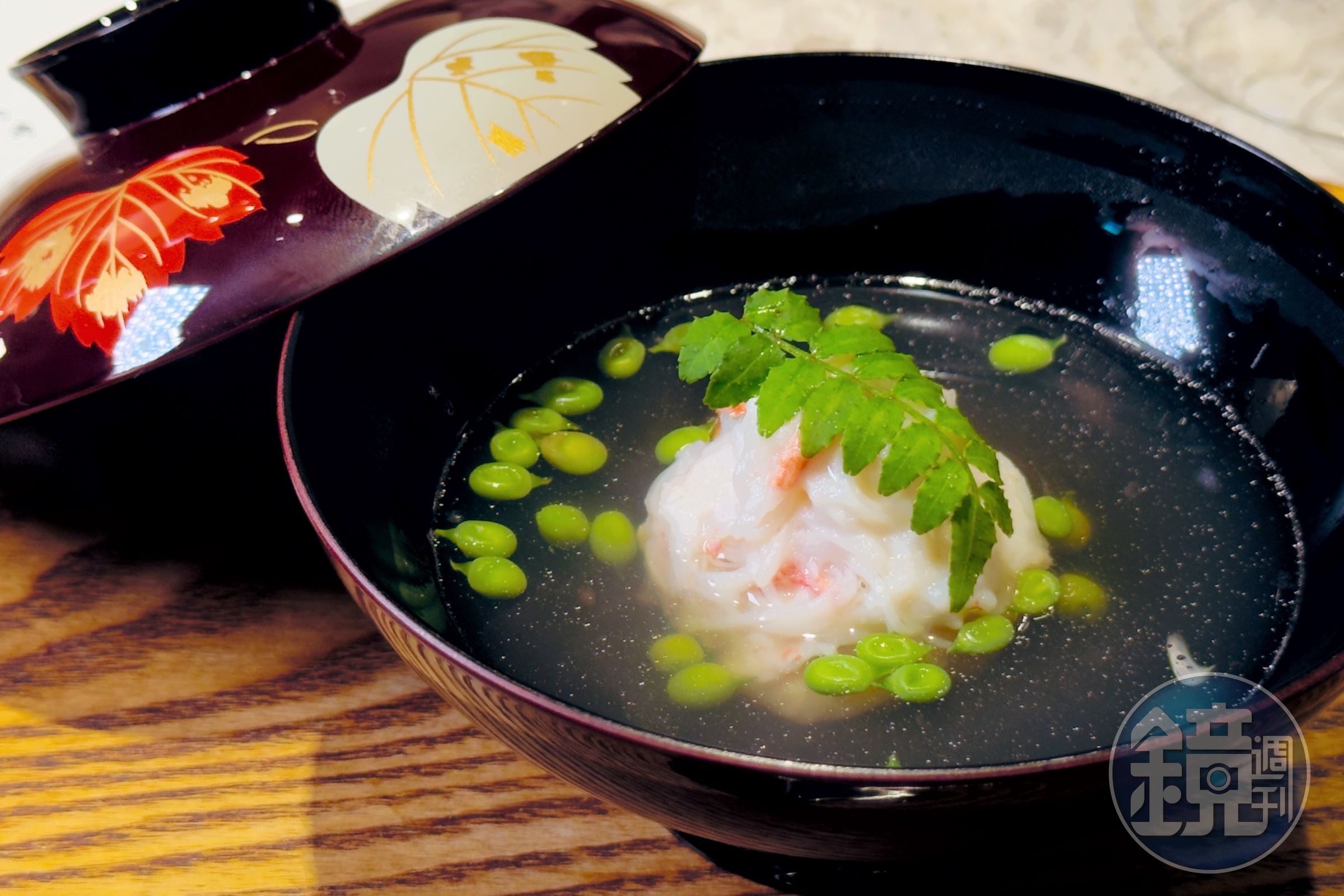 「蟹真丈」使用松葉蟹真丈搭配蛤蜊高湯、秋葵與青豆仁。