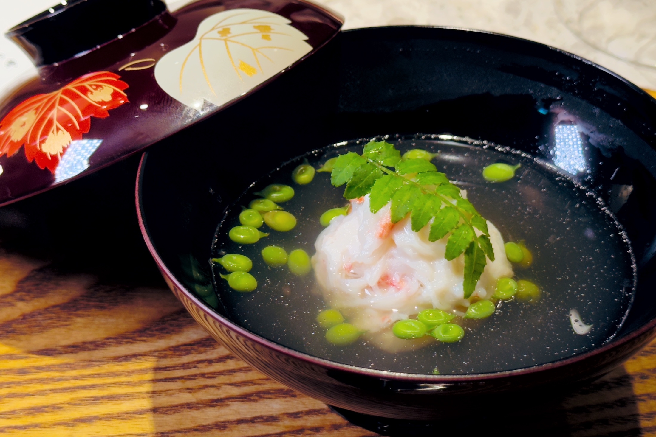 「蟹真丈」使用松葉蟹真丈搭配蛤蜊高湯、秋葵與青豆仁。