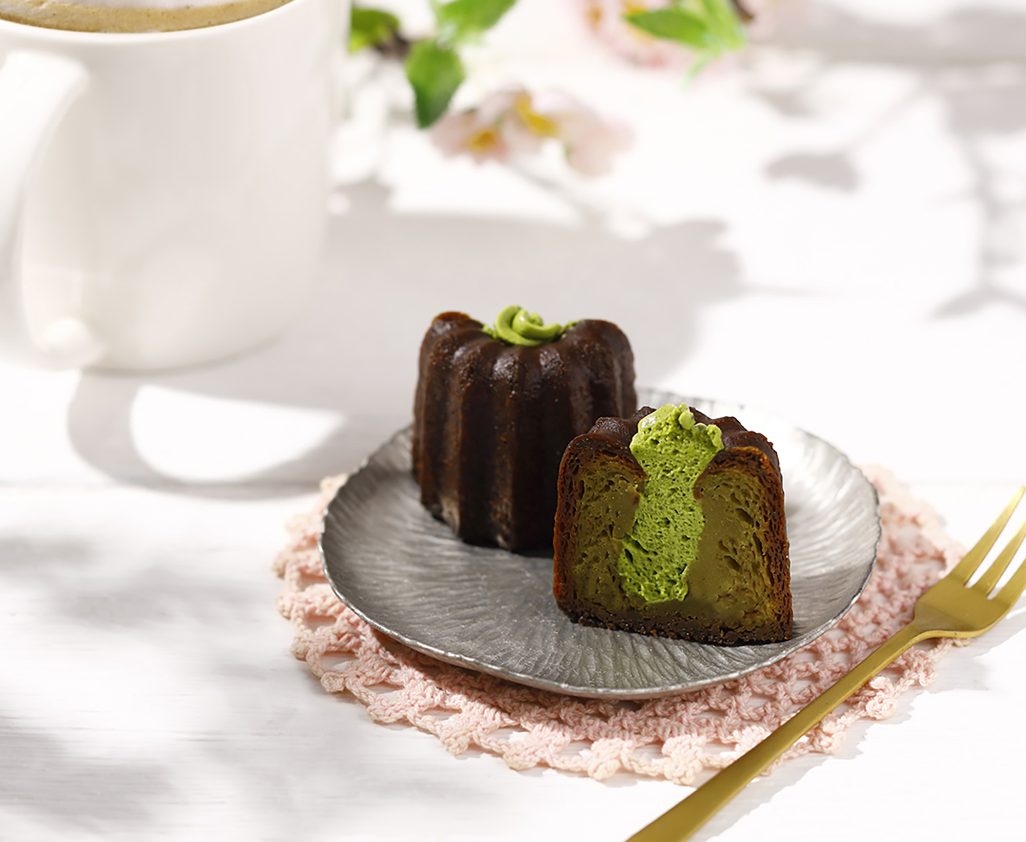 「抹茶可麗露」中間擠入滑順清爽的抹茶內餡。（65元／個）（星巴克提供）