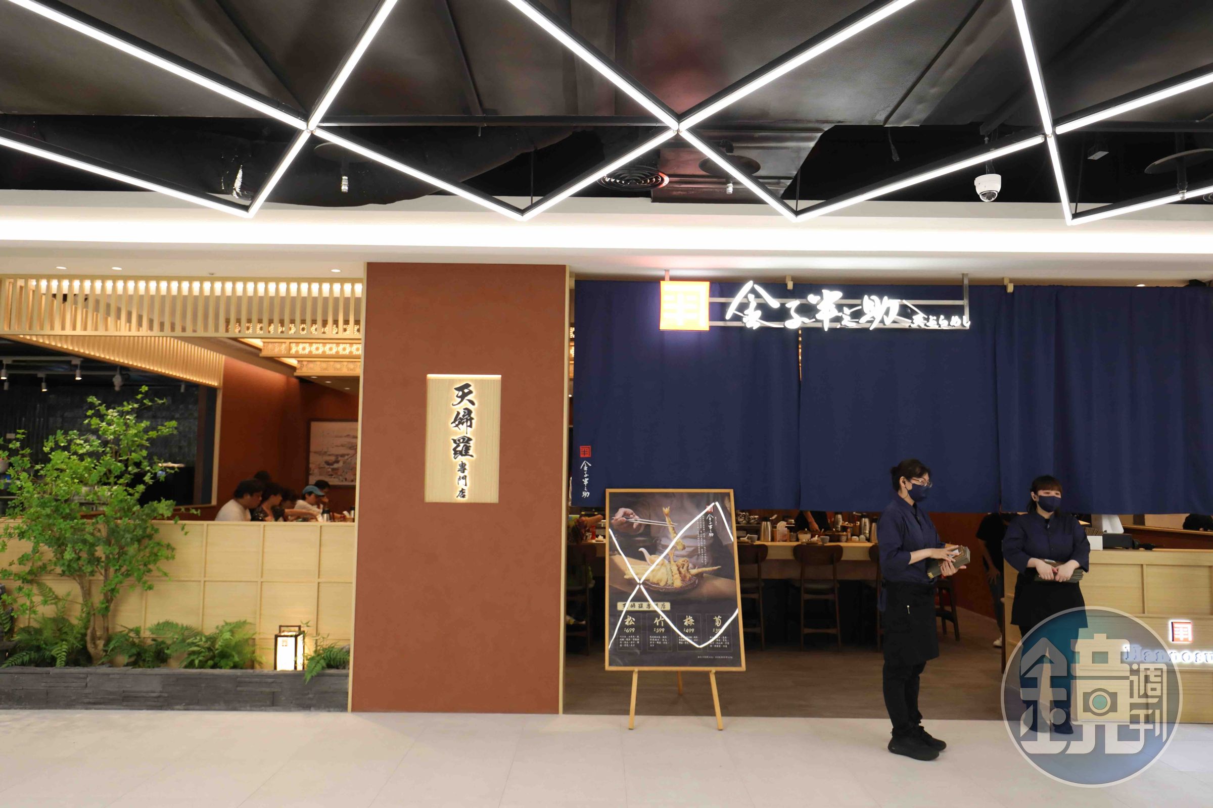 金子半之助天婦羅台灣首店,以東京日本橋創始店為設計原型,透過溫潤原木色鋪陳出靜謐的用餐氛圍。