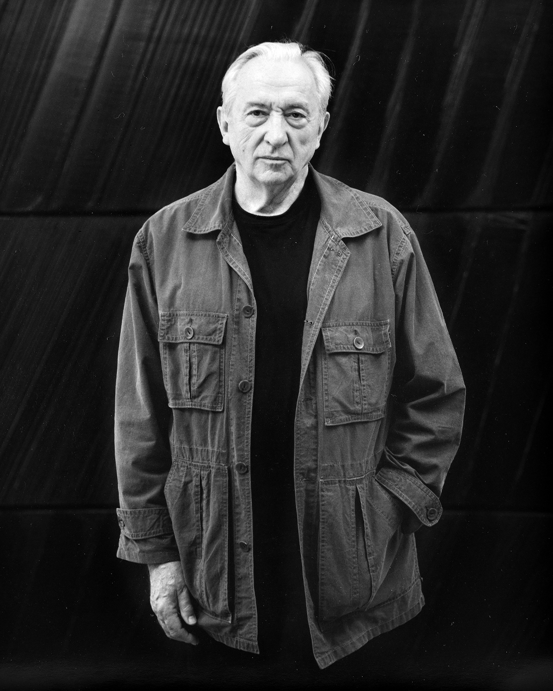 法國現代藝術大師皮埃爾‧蘇拉吉(Pierre Soulages, 1919 - 2022)的創作宗旨為「超越黑色」(Outrenoir),擅長用黑色去表現光影變化。