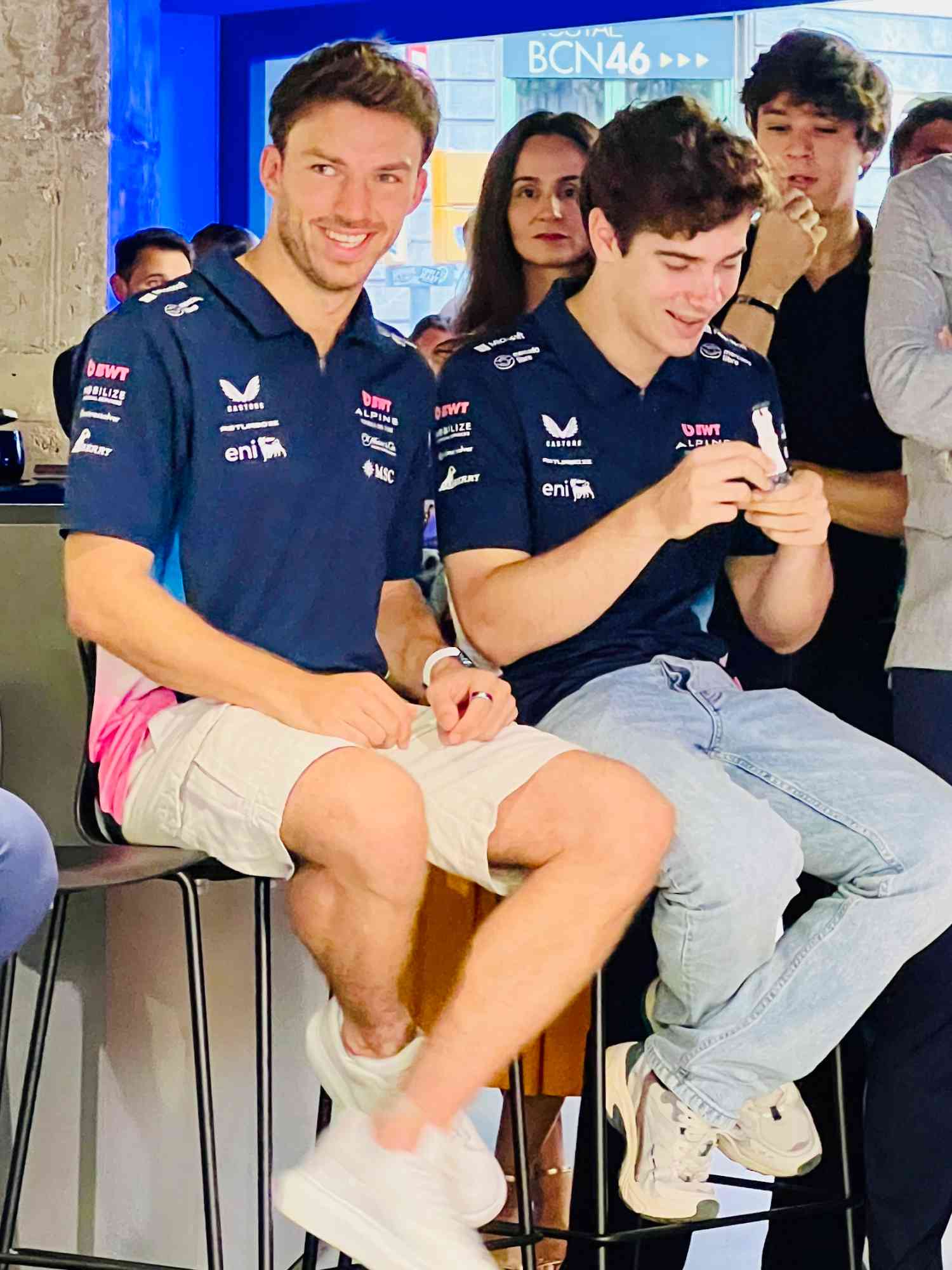 BWT Alpine F1 車隊主力車手Pierre Gasly(左)與年輕新秀Franco Colapinto(右)在記者會上收到亨利慕時的贈錶之後,露出孩子般的笑容。