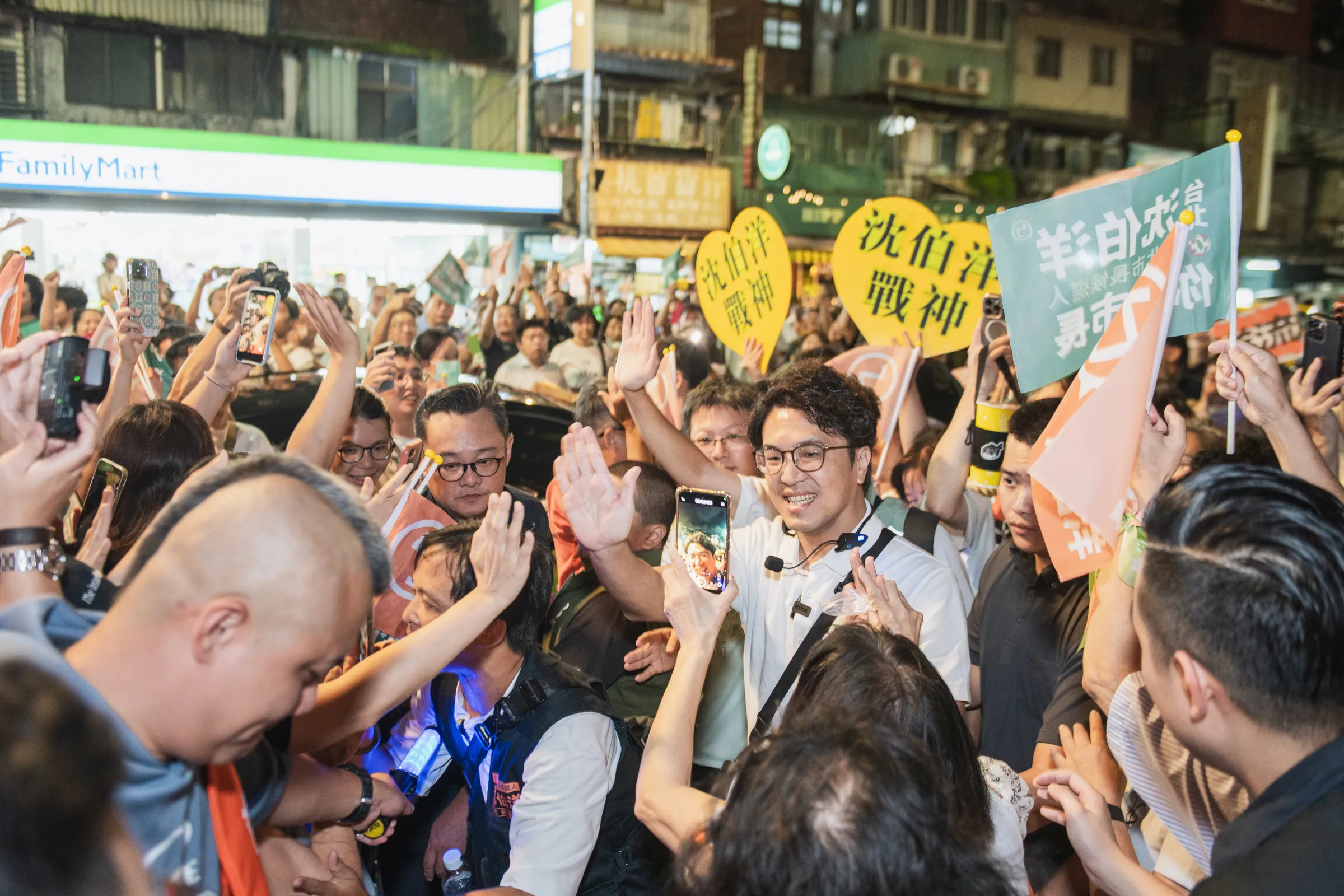 沈伯洋昨在南機場夜市掃街,突然有男子亂入合照高喊「勃起台北,壯陽台灣」,沈伯洋今公開回應曝心聲。(沈伯洋辦公室提供)