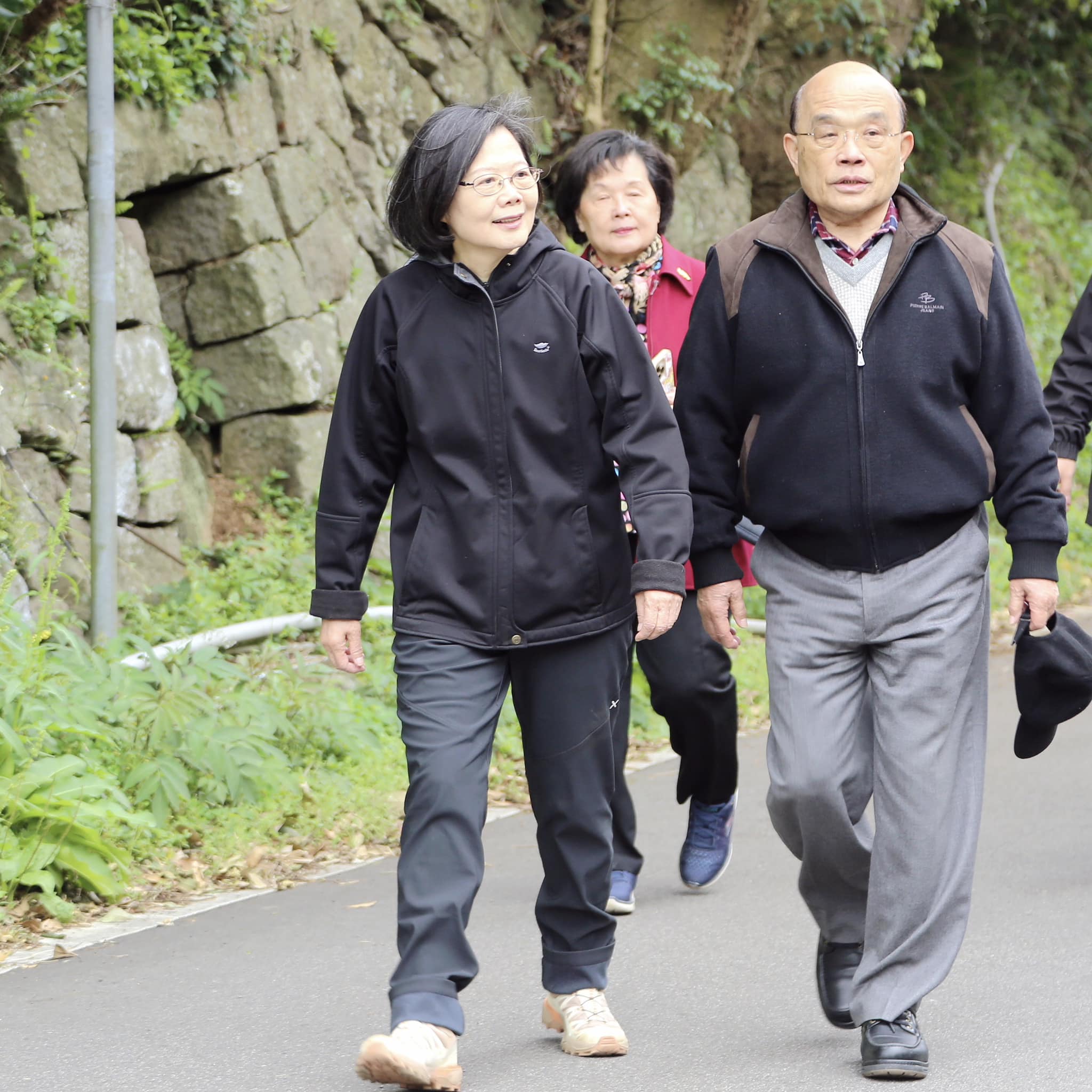 前總統蔡英文邀請前行政院長蘇貞昌及其夫人詹秀齡一起出門爬山。（翻攝自蔡英文 Tsai Ing-wen臉書）