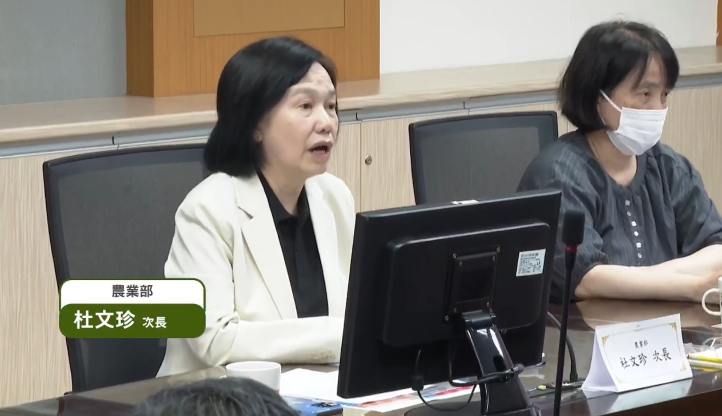 農業部次長杜文珍今主持研商「人用藥品用於犬貓及非經濟動物之使用管理辦法」修正草案會議,表示若大家對於辦法無法達成共識,不排除延後實施。(翻攝自防檢署直播)