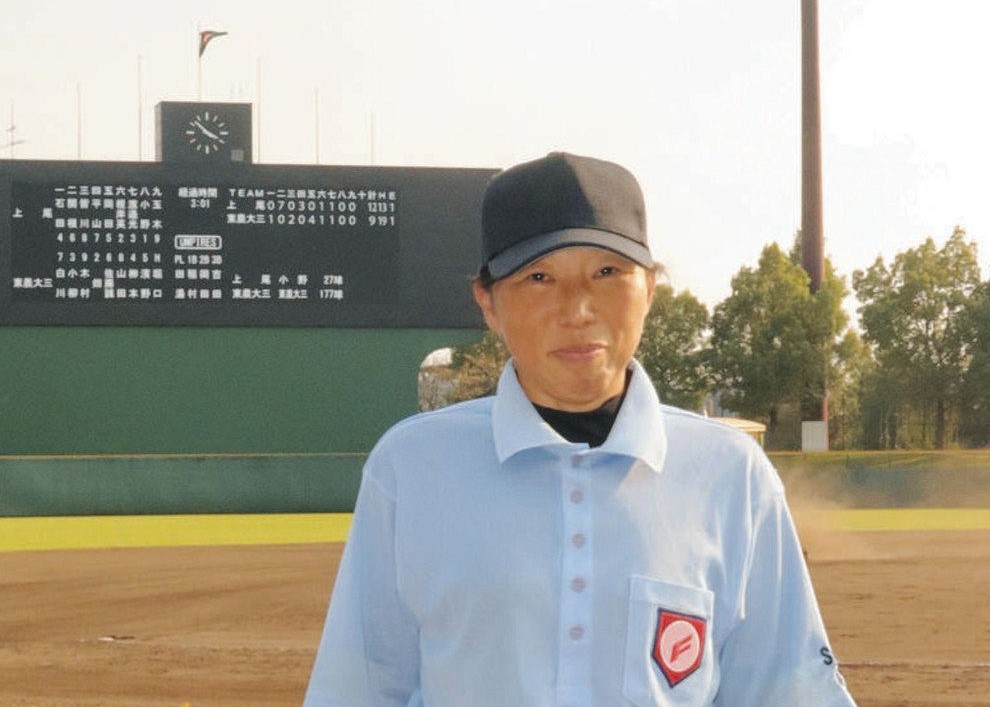 49歲女性裁判森田真紀正式站上甲子園賽場,擔任二壘壘審,成為春、夏甲子園大賽史上首位執法的女性裁判。(翻攝自東京新聞)