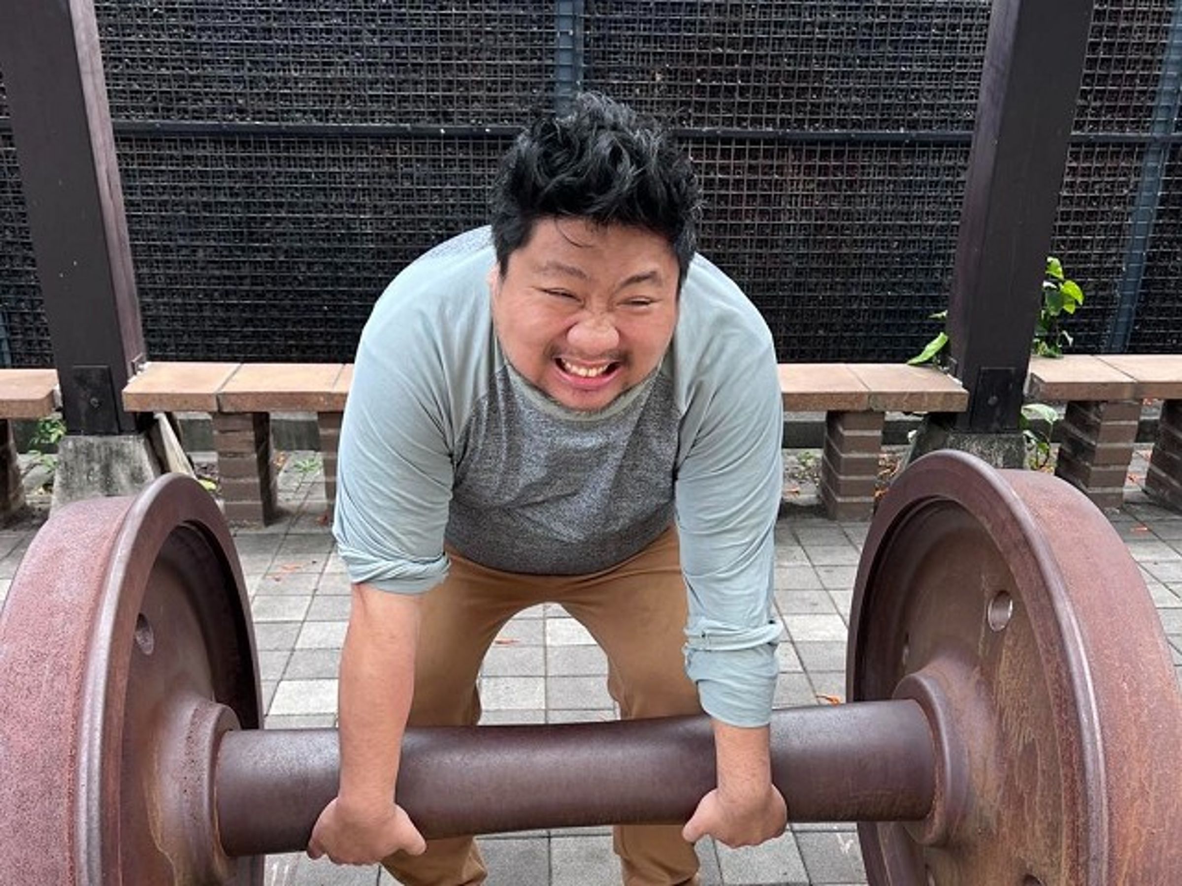 統神最後直播崩潰!YouTube頻道關站,第12家廠商「德國Emma床墊」全面切割。(翻自統神臉書)