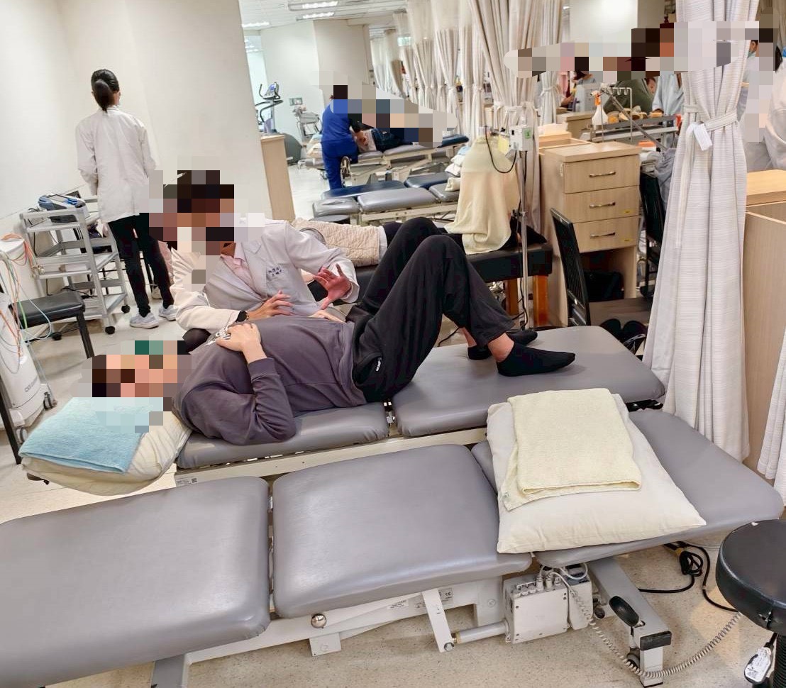 亞東醫院復健中心傳出限制次數爭議，還有病患指稱治療師會言語嘲諷病患。民眾提供（示意畫面，圖中人物與本案無關）