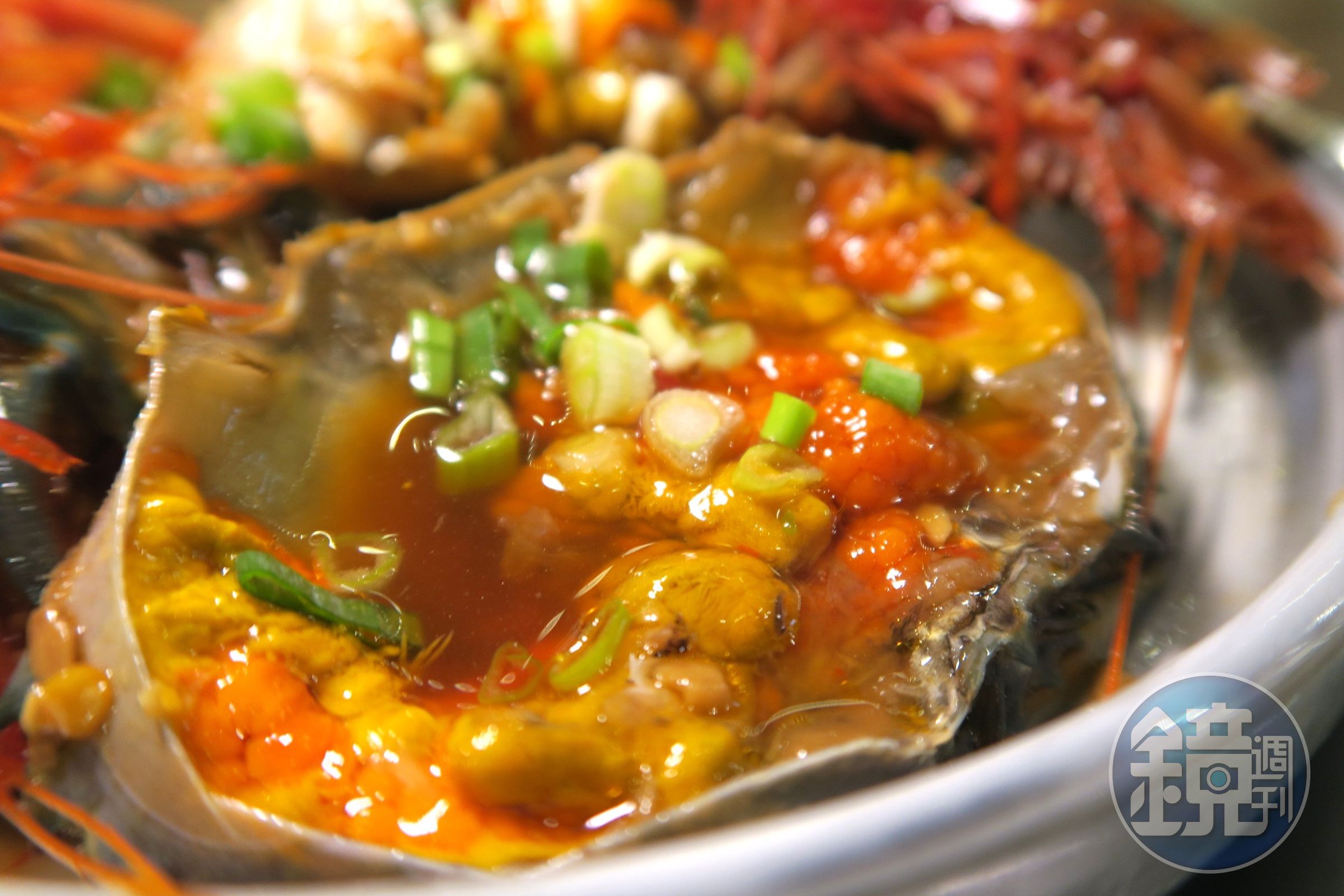 韓國人會在蟹殼裡填滿白飯，和醬汁拌勻後，痛快地挖來吃，所以把醬蟹稱為白飯小偷。