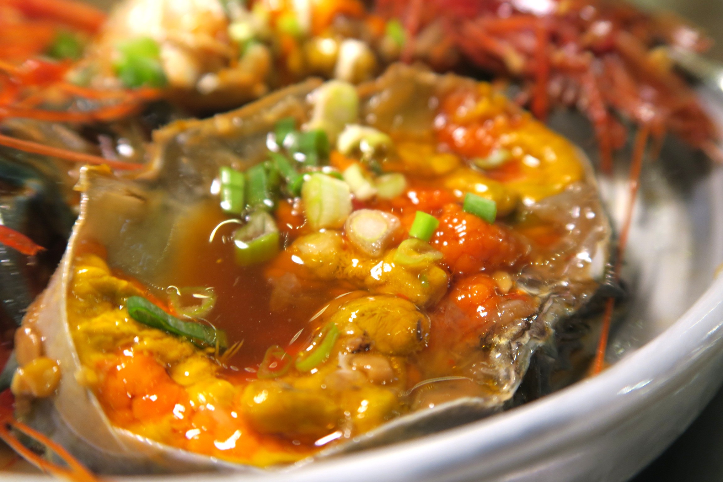 韓國人會在蟹殼裡填滿白飯，和醬汁拌勻後，痛快地挖來吃，所以把醬蟹稱為白飯小偷。