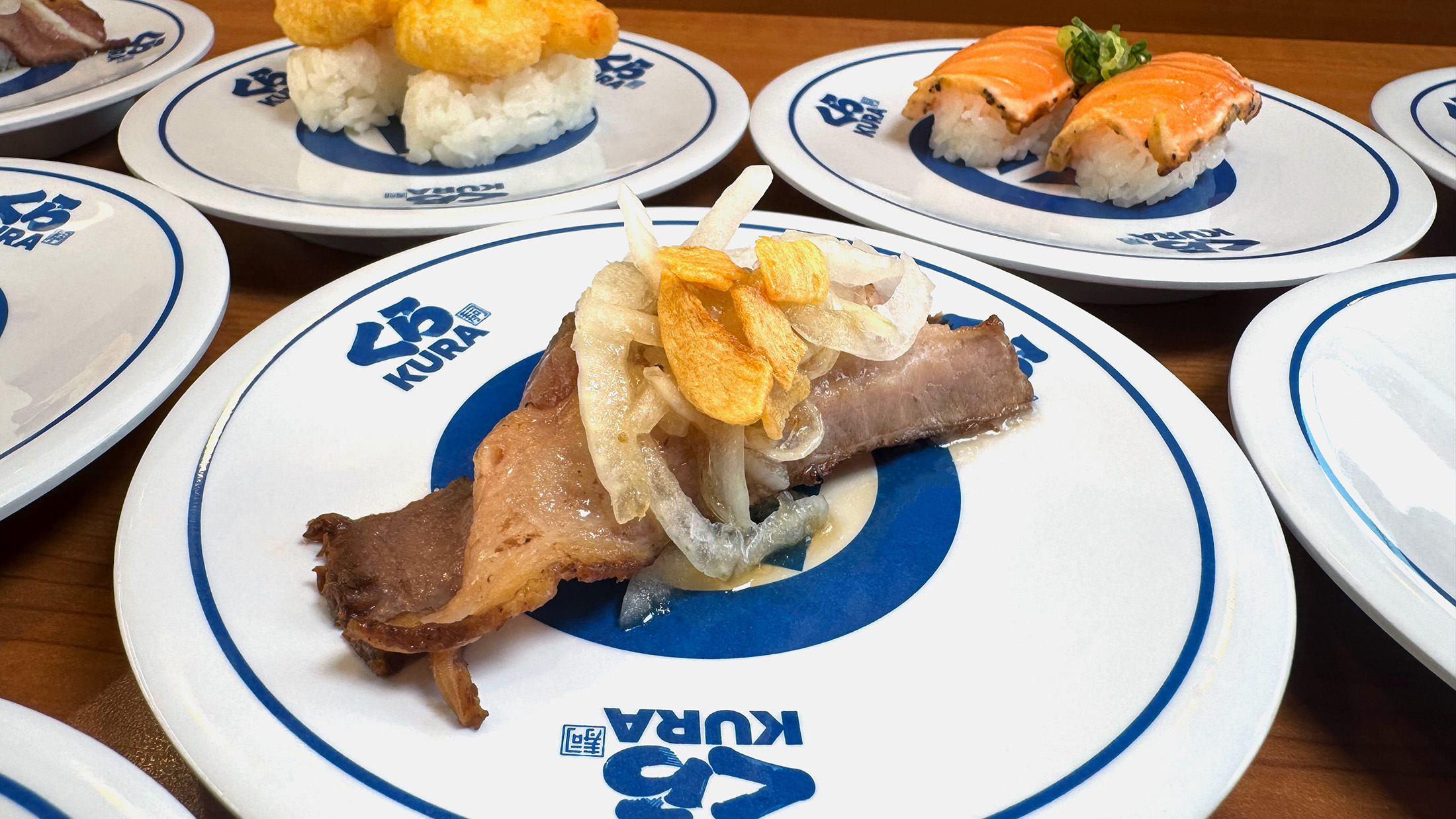 「蒜香洋蔥牛肉握壽司」加上蒜片與石澤醬，讓牛肉口感層次再升級。（藏壽司提供）