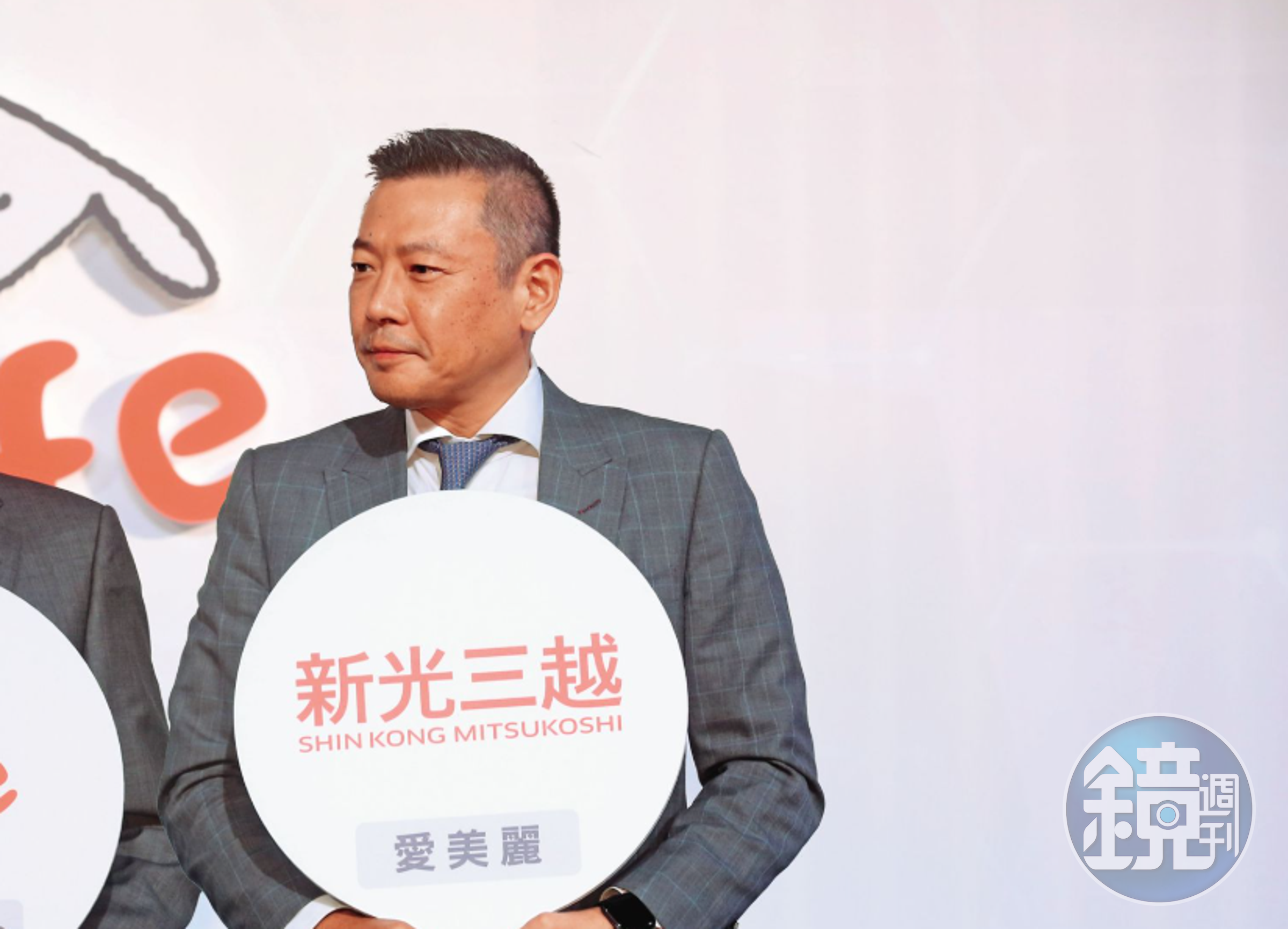 新光三越副董事長吳昕陽喊出今年業績目標希冀破千億元。