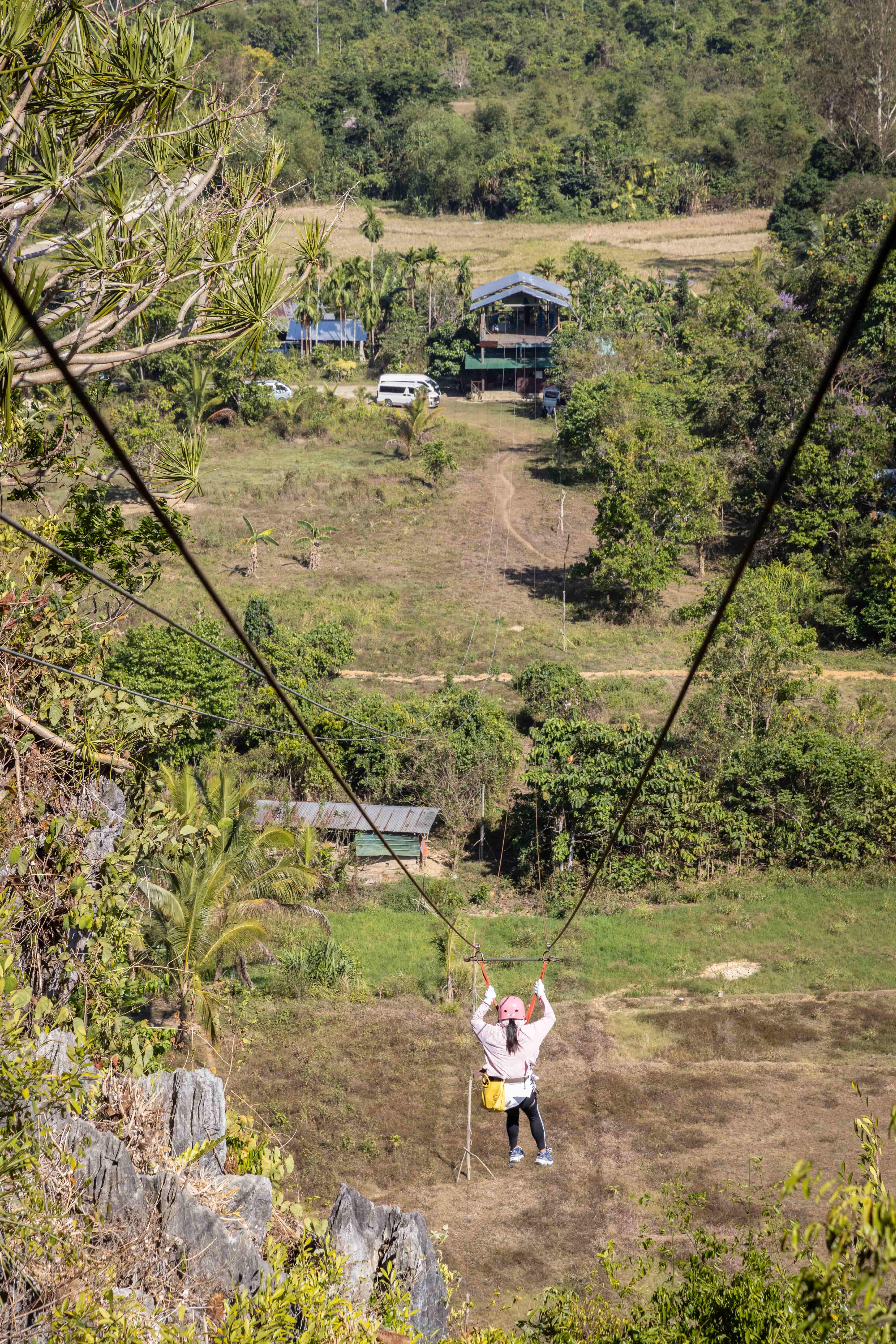 「空中飛人」（Zip Line）高空滑索全長大約400公尺，30秒內就能如鳥兒遨翔般，快速抵達對岸。