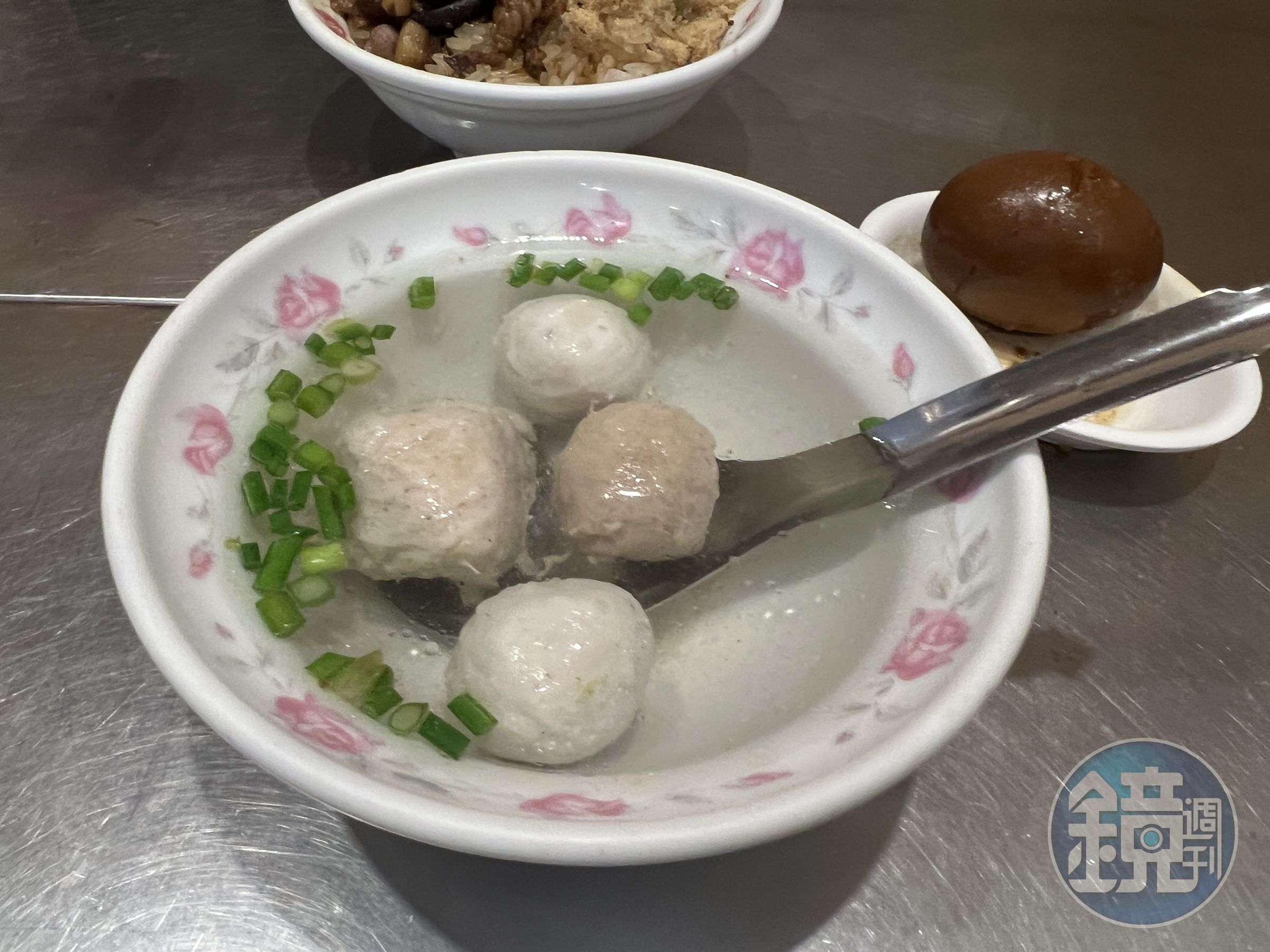 這一碗「綜合湯」包含手工製作的魚丸、貢丸、菜丸。(30元/碗)