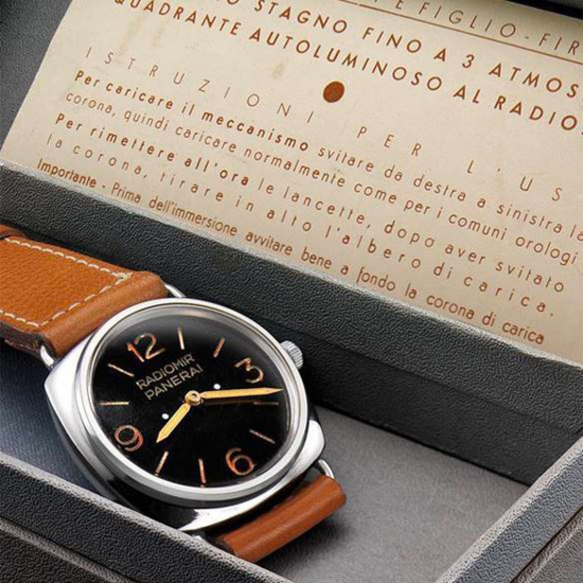 二戰期間，PANERAI 為義大利第十突擊艇隊打造 Radiomir 潛水錶，採用 ROLEX 機芯，具 47mm 大殼與夜光面盤，專用於水下任務。