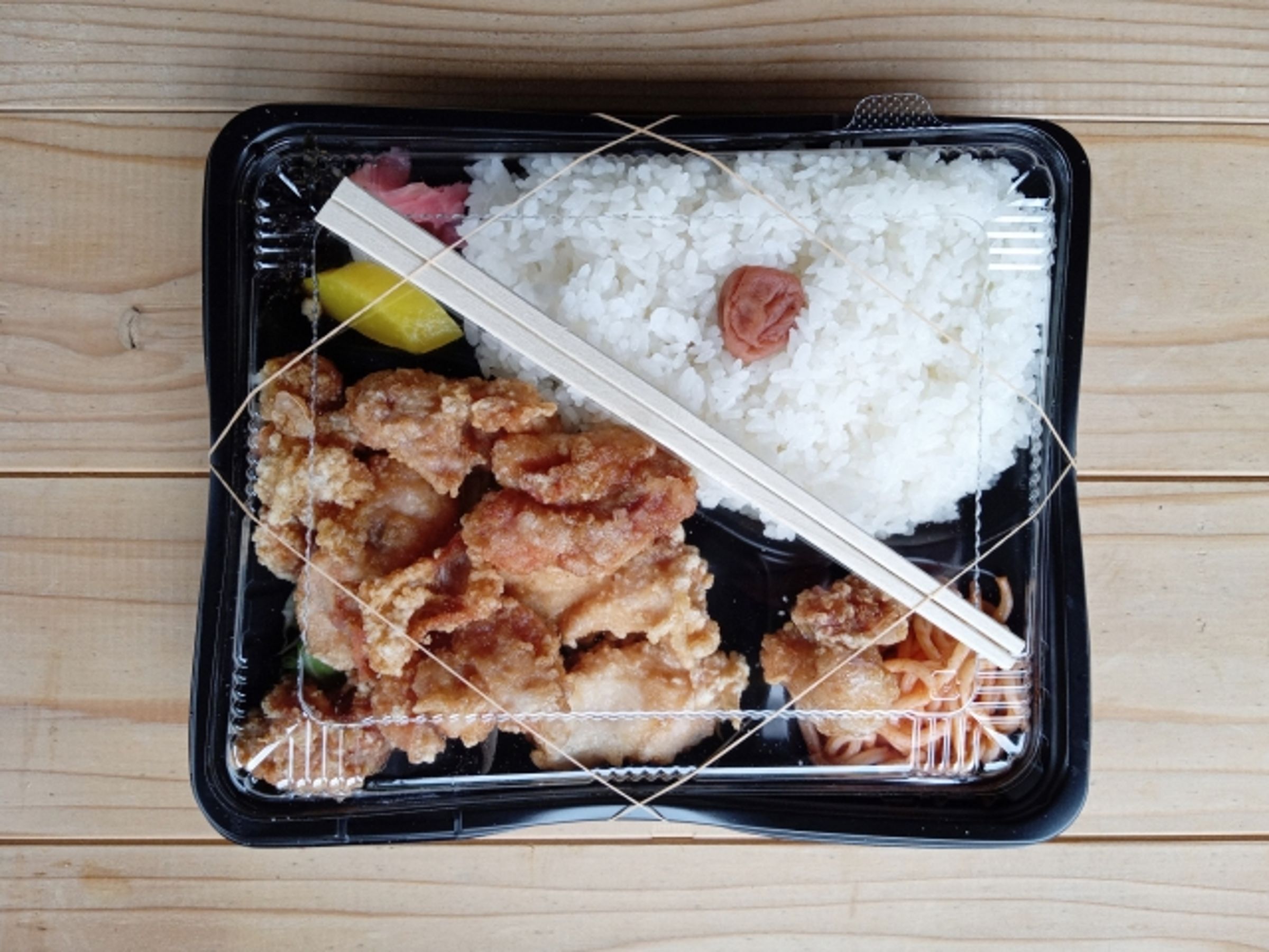 廈門一名女學生在校內餐廳買便當時,多拿幾雙筷子,竟被工作人員指控偷竊。(示意圖,photoAC)