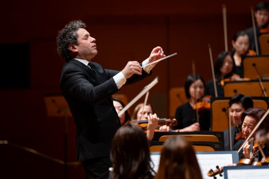  超人氣指揮杜達美與洛杉磯愛樂開啟亞洲巡迴，並於下週率原班團隊移師台北演出。（牛耳藝術提供）