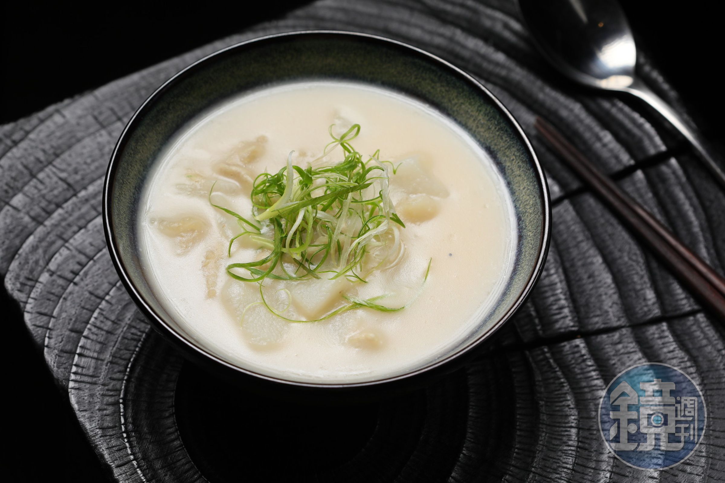 「廣藿淮山赤肉湯」運用經常使用於調酒的廣藿入湯,帶出淡淡的木質味。(300元/份)