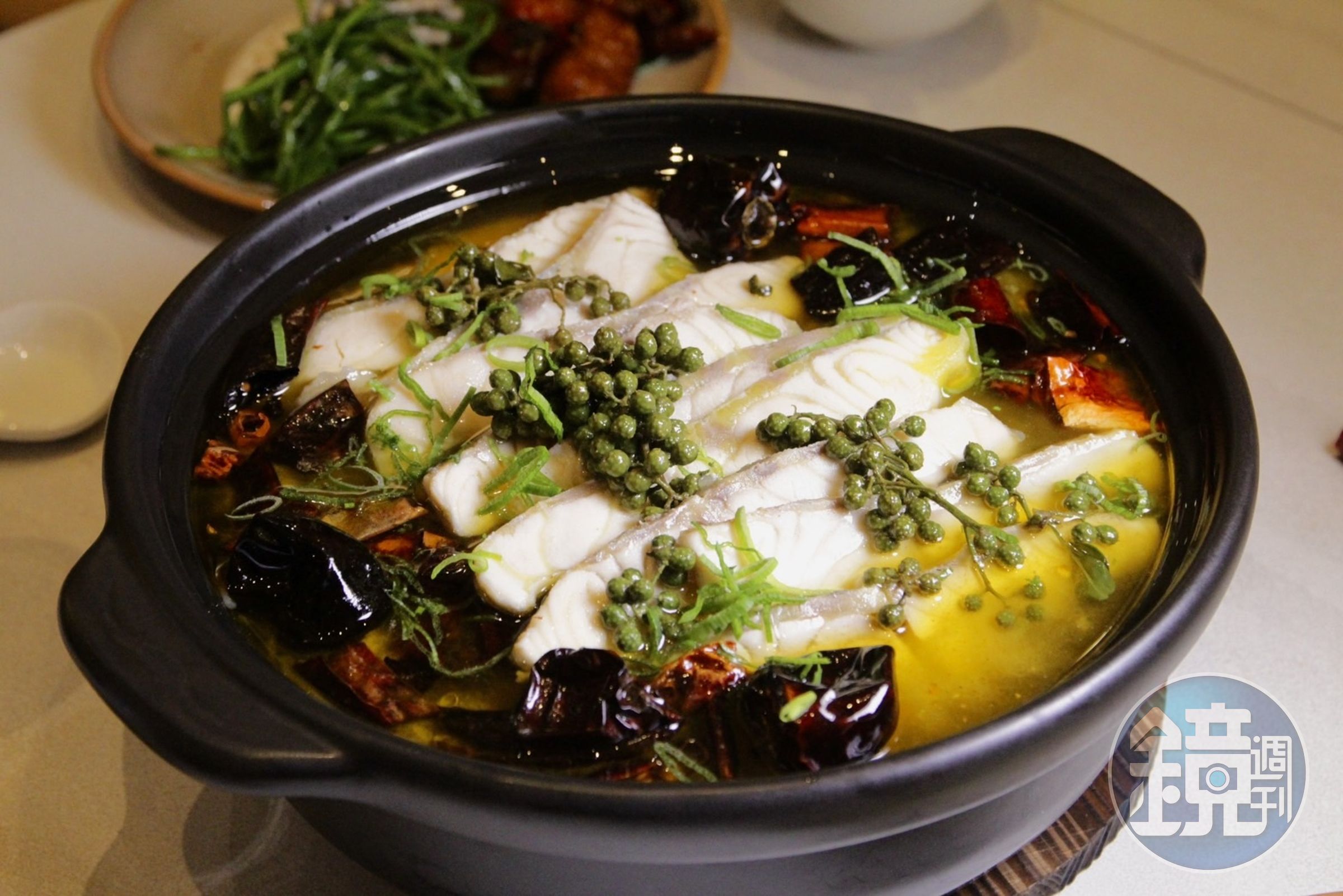 「秘製酸菜鱘龍魚」嚴選宜蘭生食級鱘龍魚肉,去除皮骨切成具有飽滿厚度的魚菲力,再將古法醃製的酸菜加入熬煮3小時的雞骨高湯慢火煨煮,魚肉酸香、湯頭酸爽。(3,280元/份)