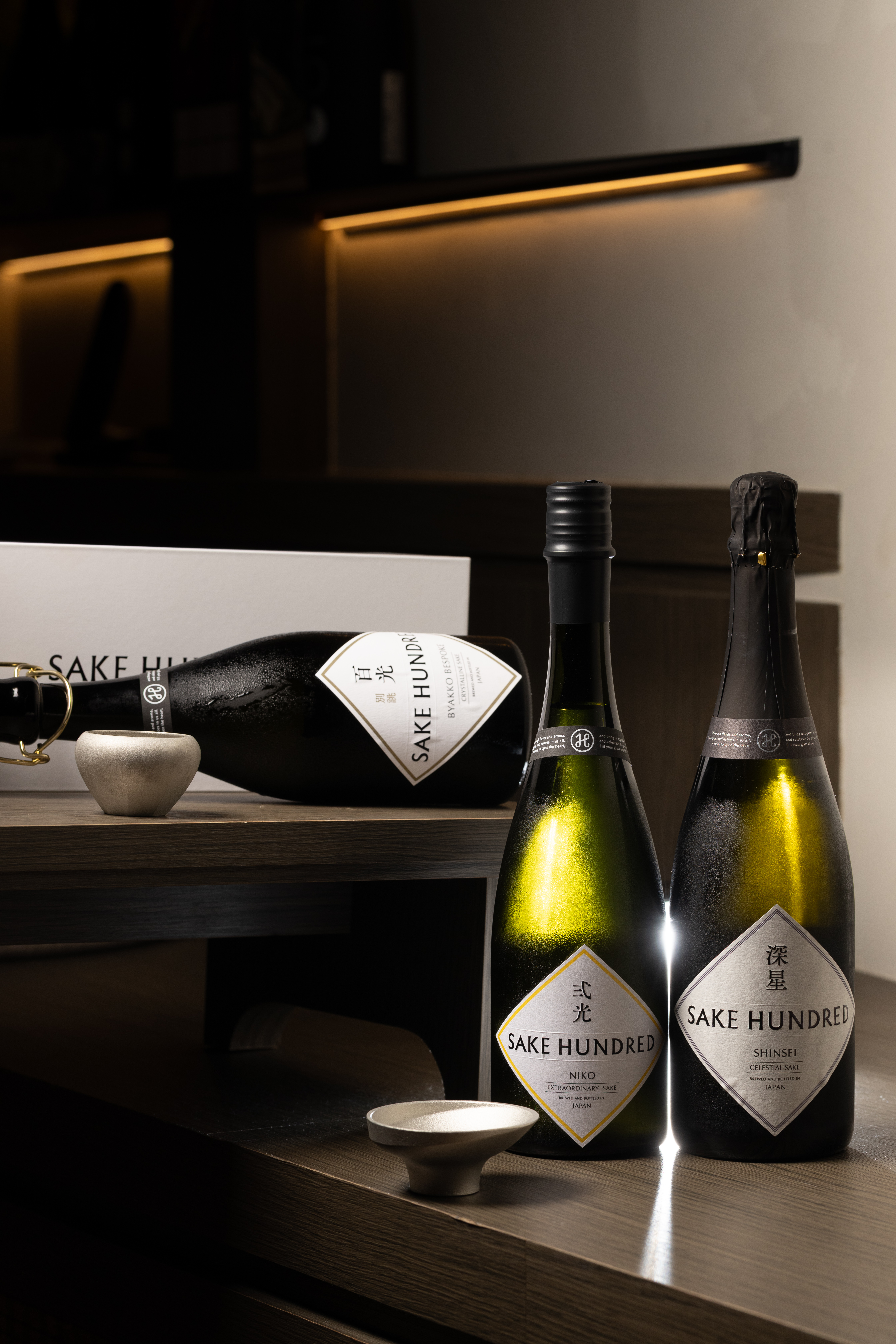 由「SAKE HUNDRED」出品的「百光別誂」（左，680元／單杯）、「百光弍光」（中，350元／單杯），「百光深星」（右，15,500元／瓶）因是氣泡酒所以只有單瓶販售。