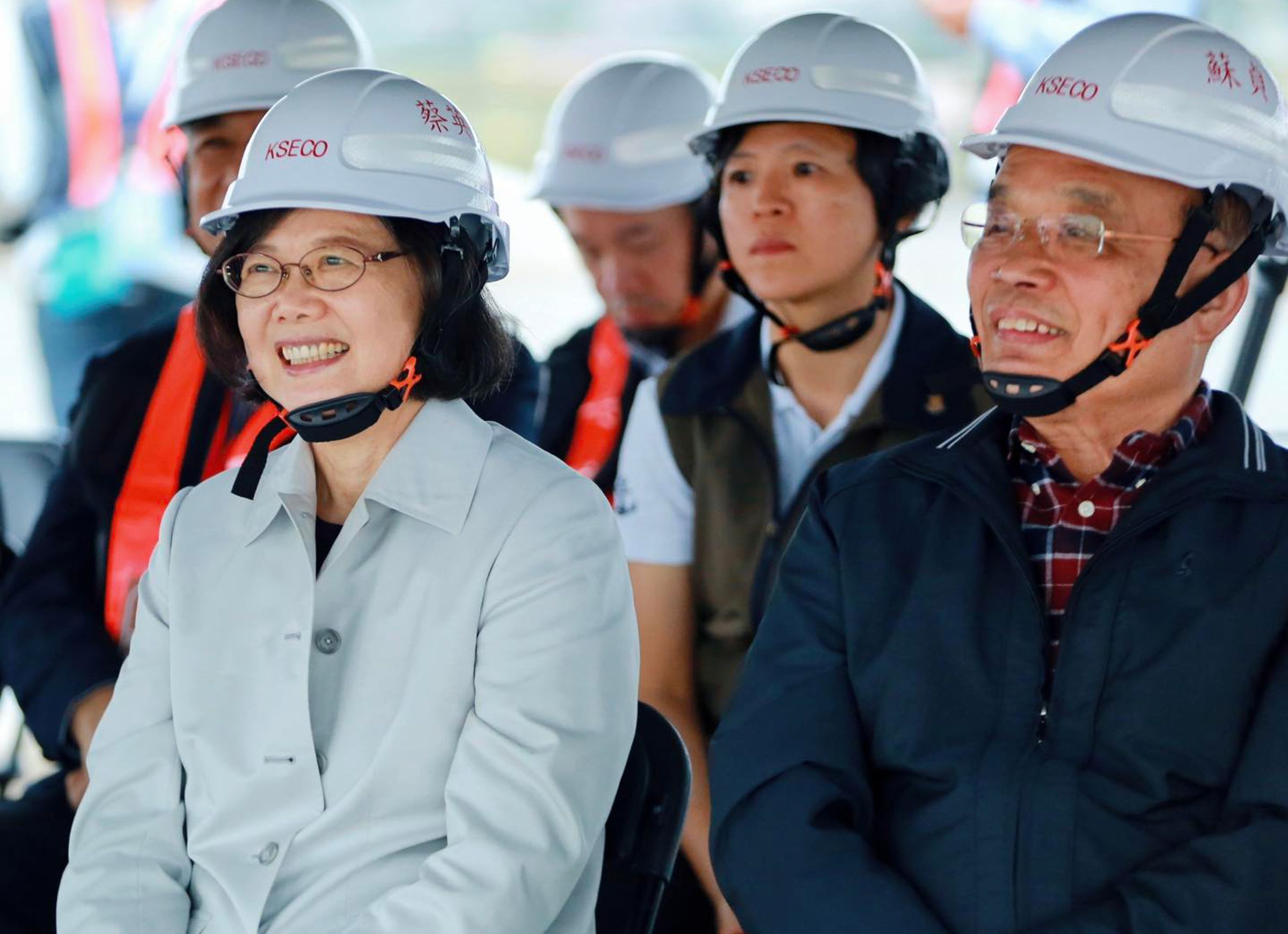 前總統蔡英文與前行政院長蘇貞昌日前參觀將完工的淡江大橋。（翻攝統蔡英文臉書）