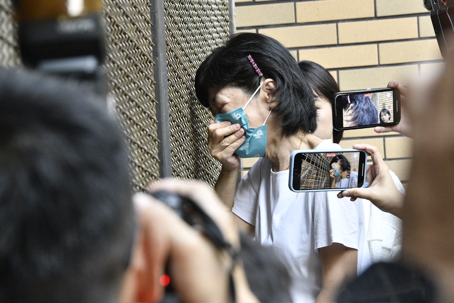 陳佩琪隔著鐵網看到柯文哲後，忍不住落淚並脫口「他犯了什麼罪？」。（鏡報李智為攝）