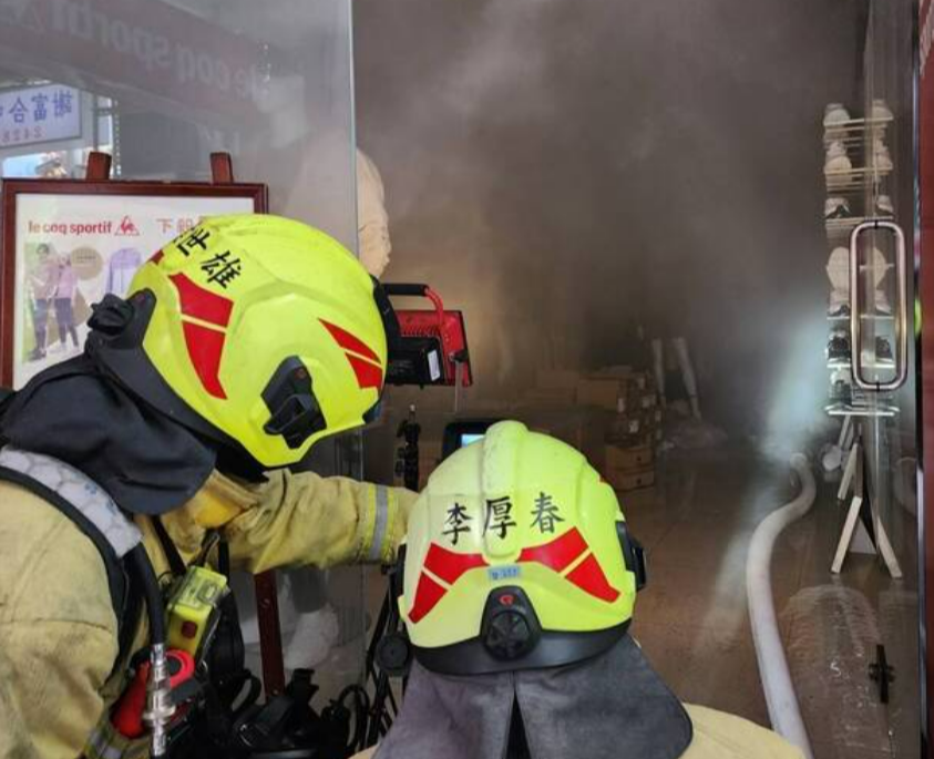 基隆市仁愛區孝二路國際百貨大樓1樓，今天中午發生火警，研判可能是電線走火釀災。（翻攝畫面）