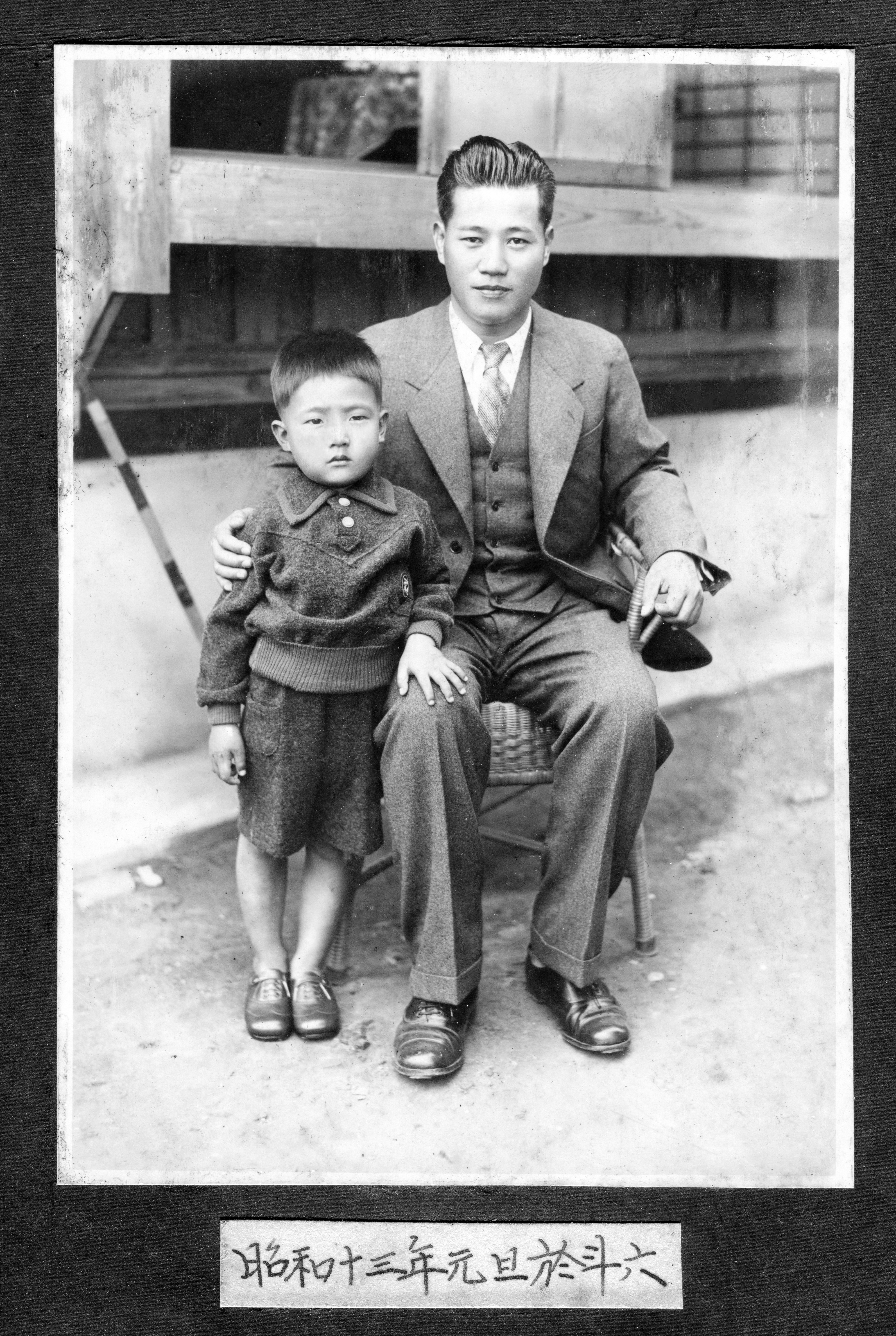 湯德章(右)僅遺留兩本保存良好的相本,圖為他生前與養子湯聰模(左)合影。 (希望行銷提供)