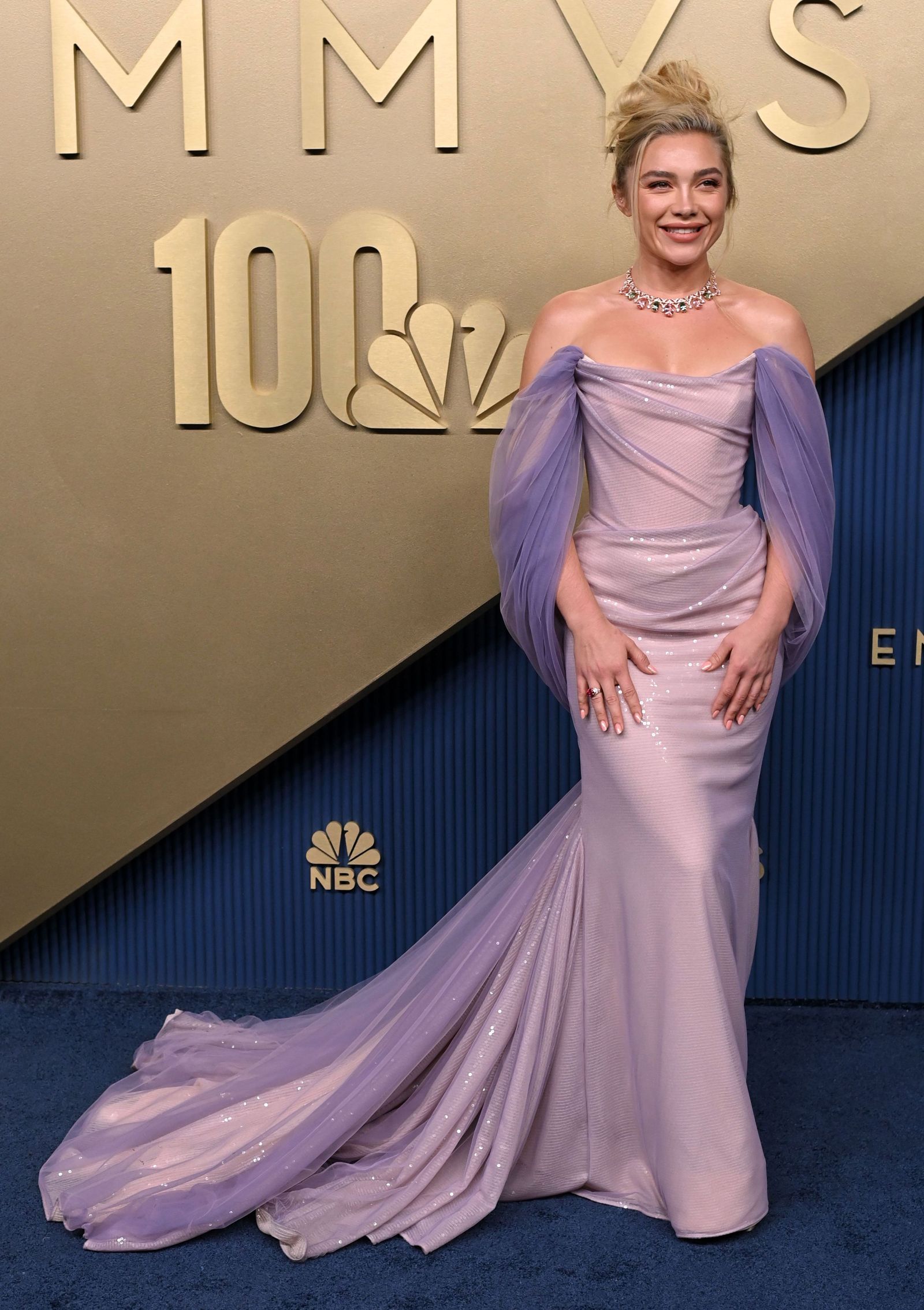 佛羅倫斯普伊一身淺紫色 Vivienne Westwood,薄紗的裙擺跟上身都相當優雅,但髮型可惜沒有收更乾淨一點。(東方IC)
