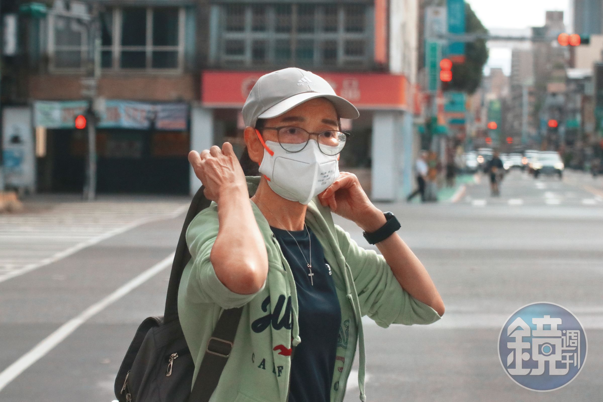 凱思國際負責人李麗娟（圖）是安親班老師，出門多戴棒球帽及口罩，檢調懷疑她是黃國昌的人頭，全面清查相關金流。
