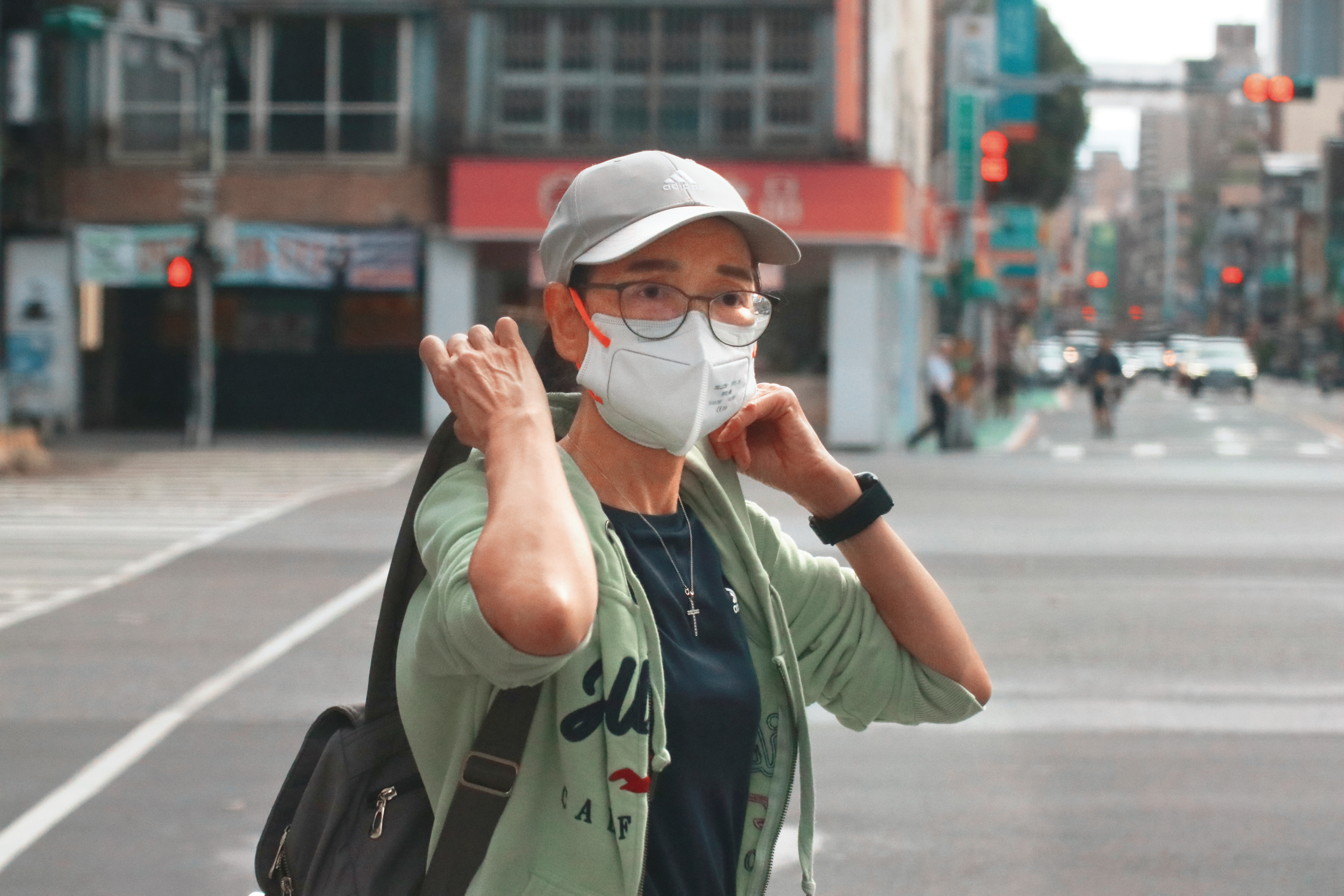凱思國際負責人李麗娟（圖）是安親班老師，出門多戴棒球帽及口罩，檢調懷疑她是黃國昌的人頭，全面清查相關金流。