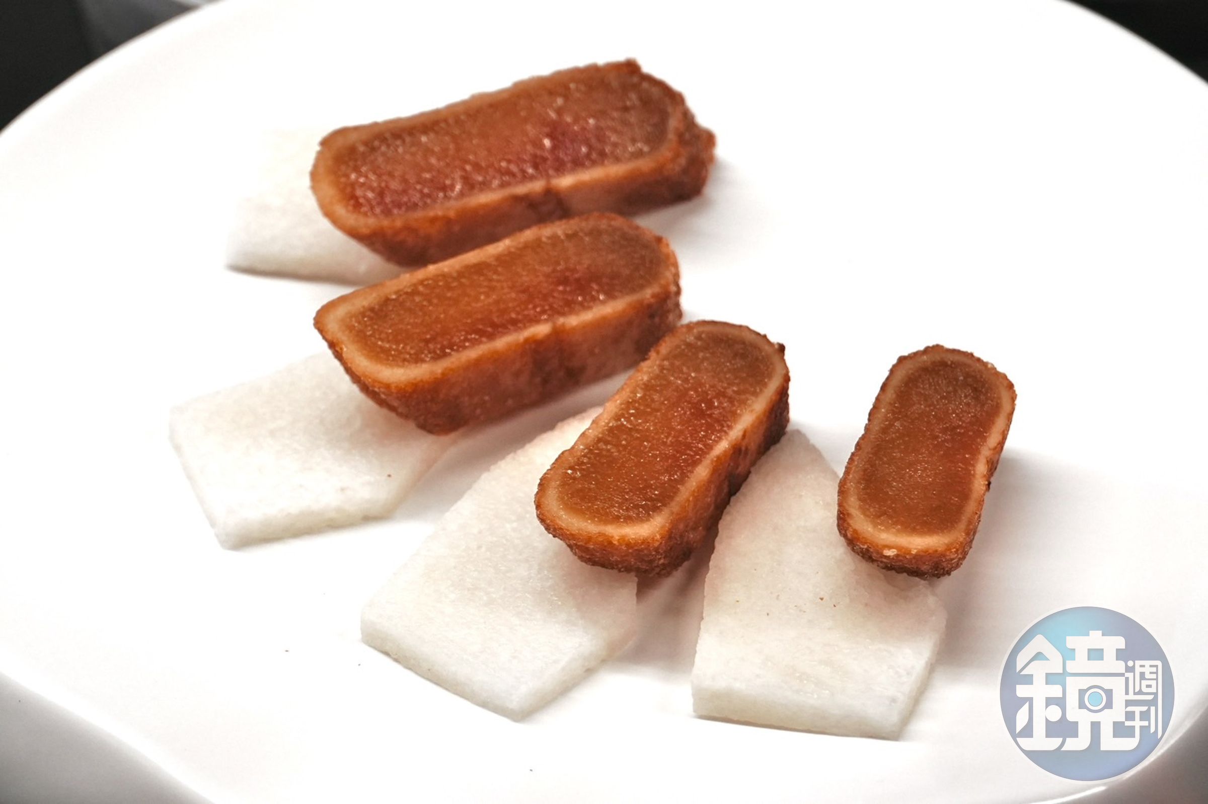 主廚以獺季清酒將雲林厚切烏魚子浸漬至黃金溏心的口感，香氣令人印象深刻。