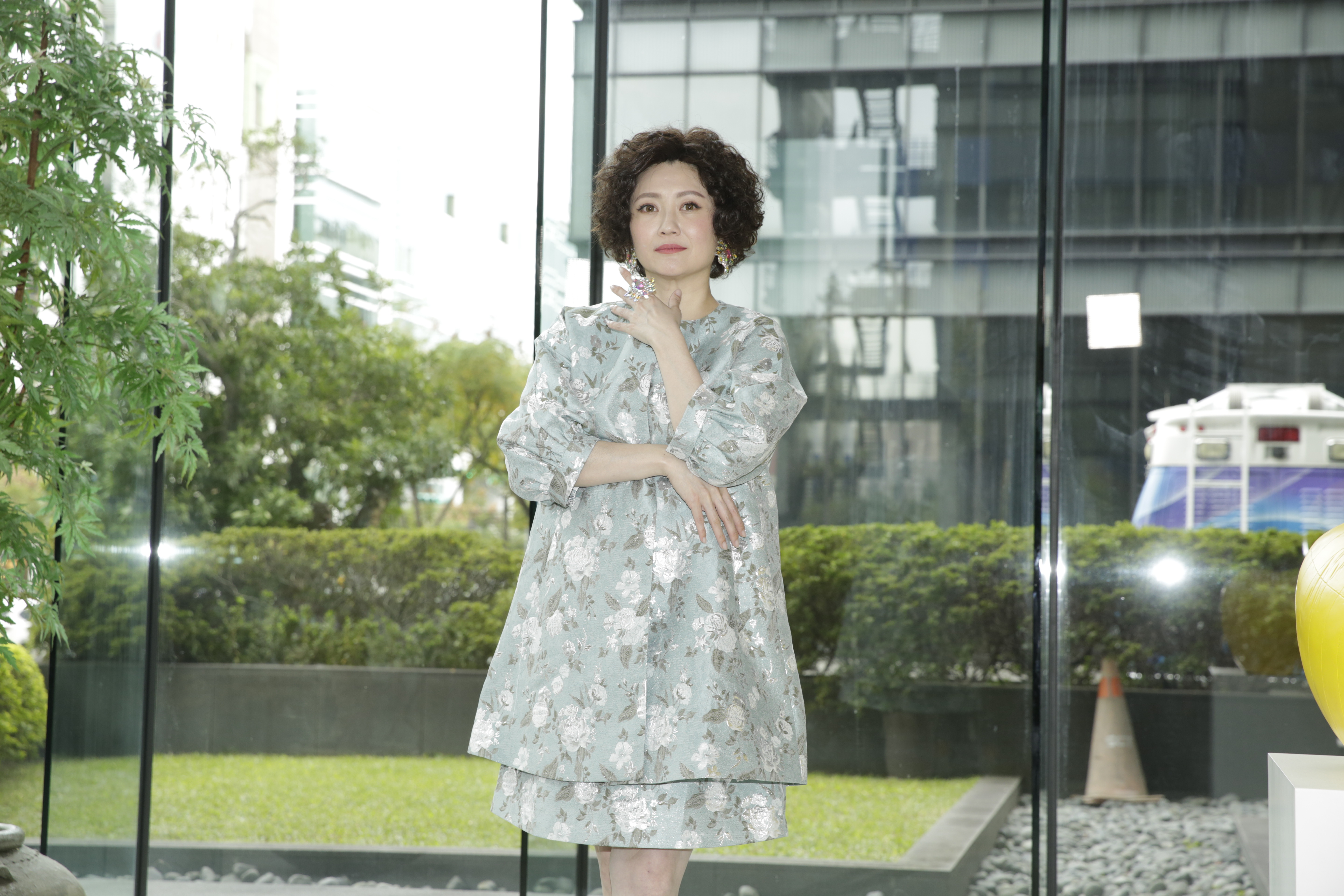 劉曉憶戴假髮十分俏皮可愛。