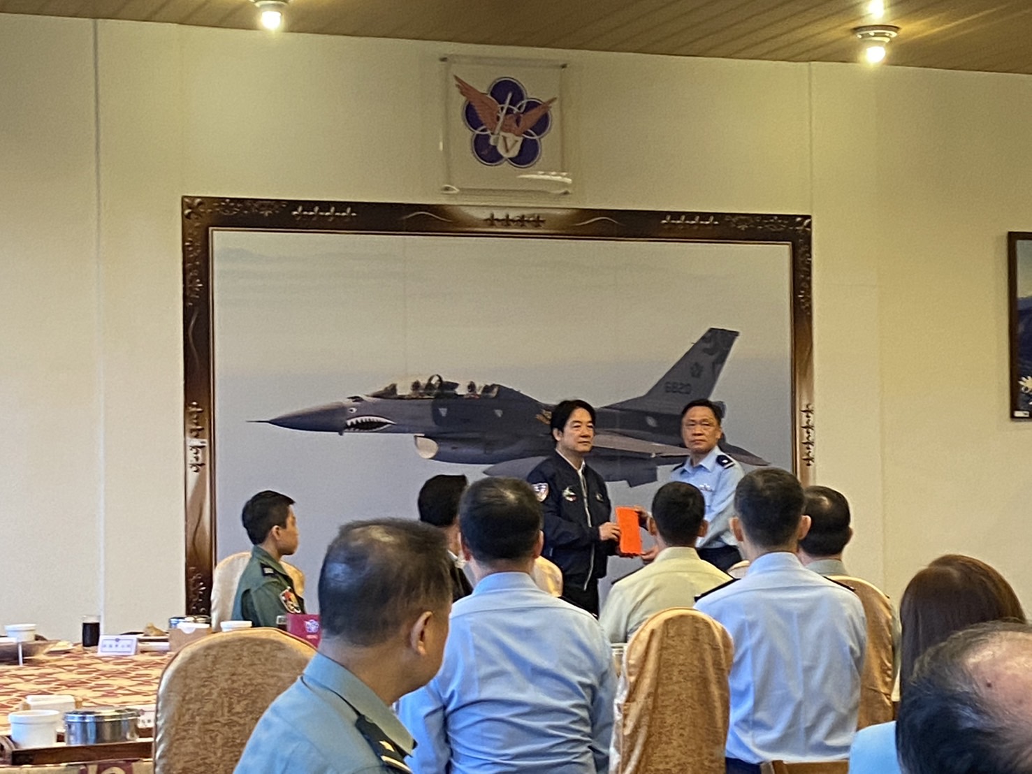 賴清德頒發加菜金給空軍第五聯隊。