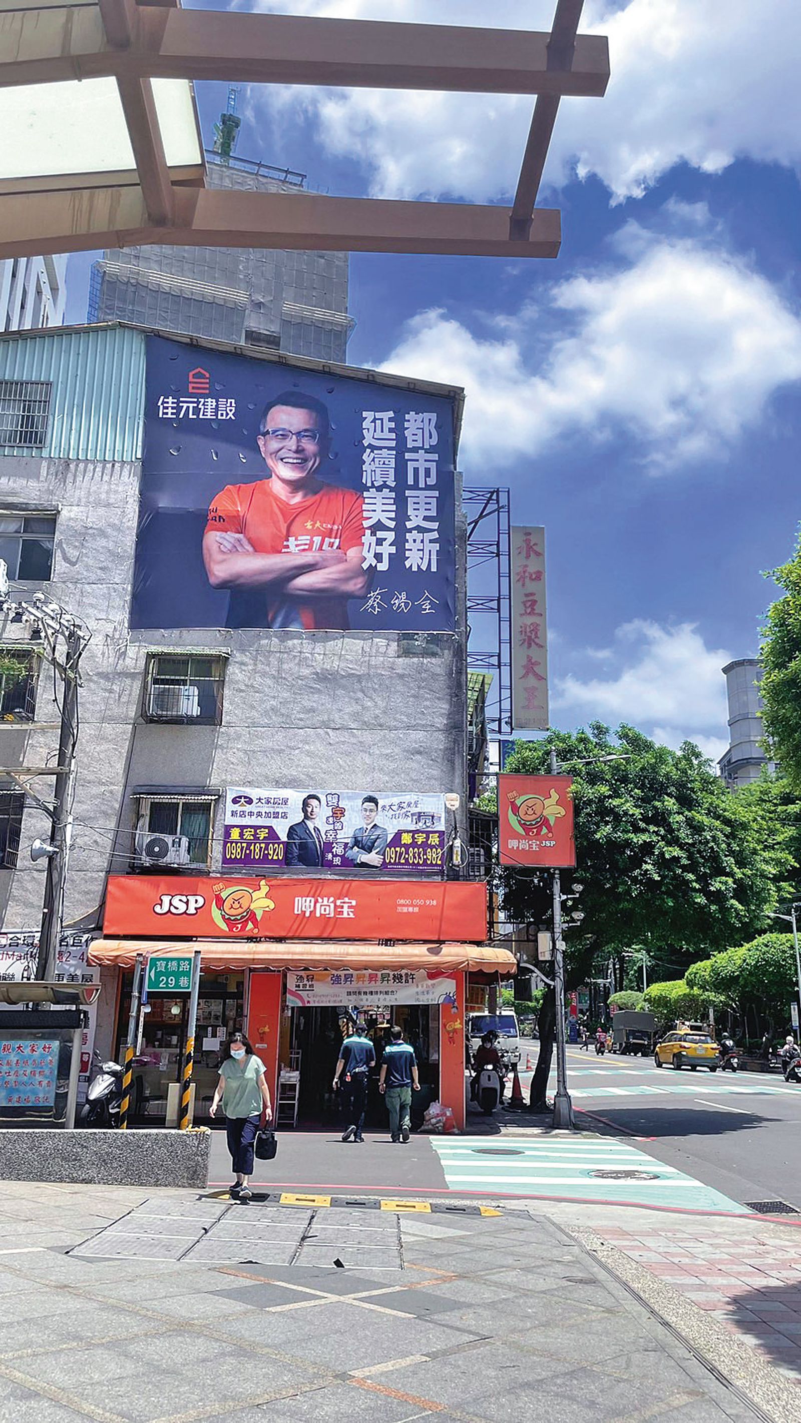 佳元靠都更危老案在市場上建立品牌知名度，蔡錫全去年親自擔任代言。（佳元建設提供）