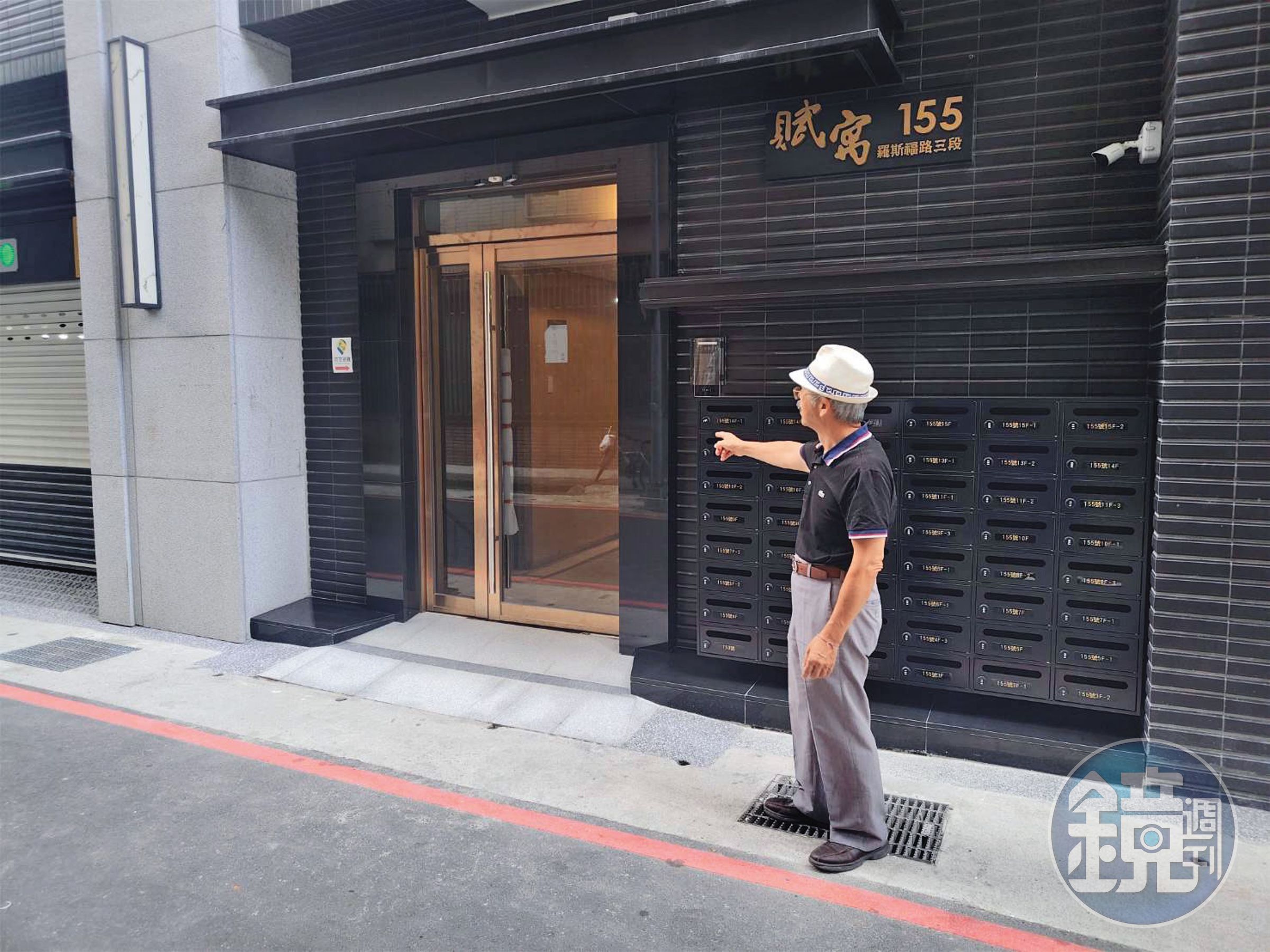 台灣公安學會副理事長李金榮指出,賦寓大樓將大門外推恐影響逃生。(李育材攝)