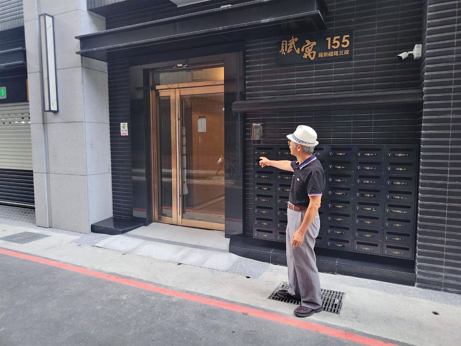 台灣公安學會副理事長李金榮指出，賦寓大樓將大門外推恐影響逃生。（李育材攝）