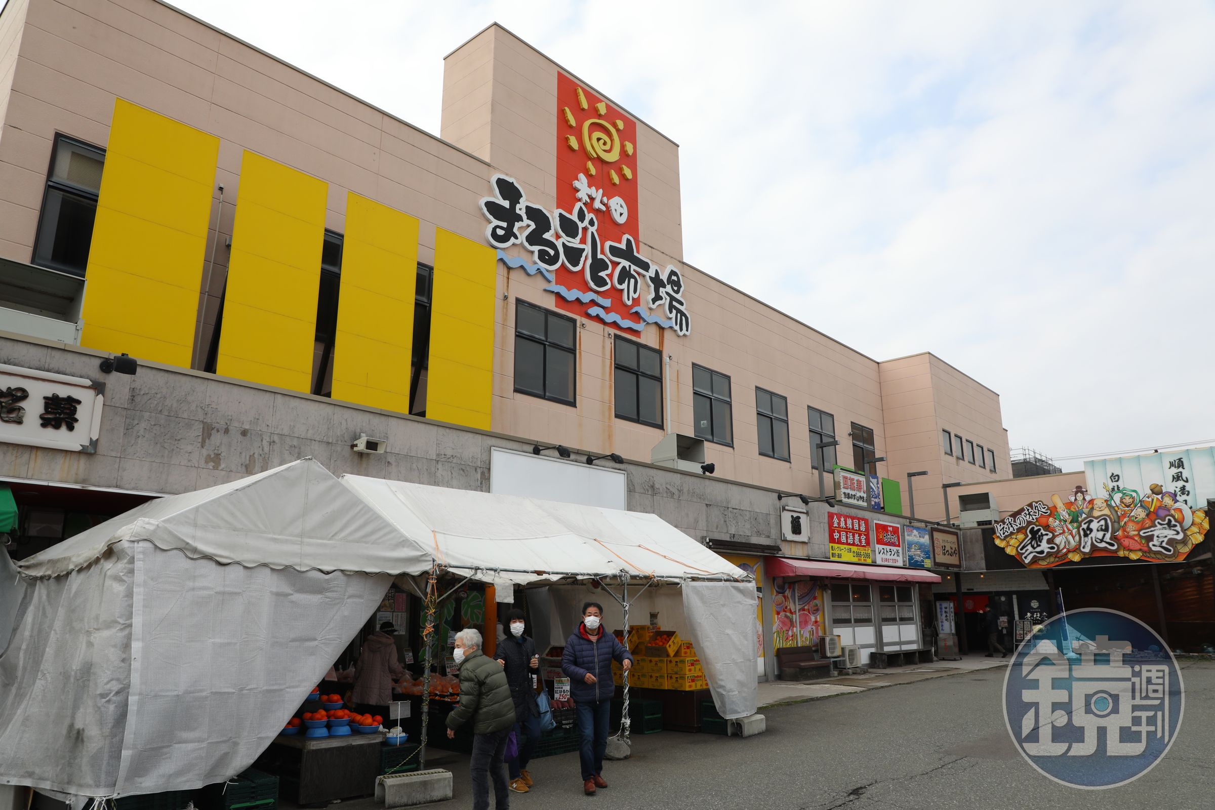 「秋田まるごと市場」裡頭有數十家店鋪和餐廳。