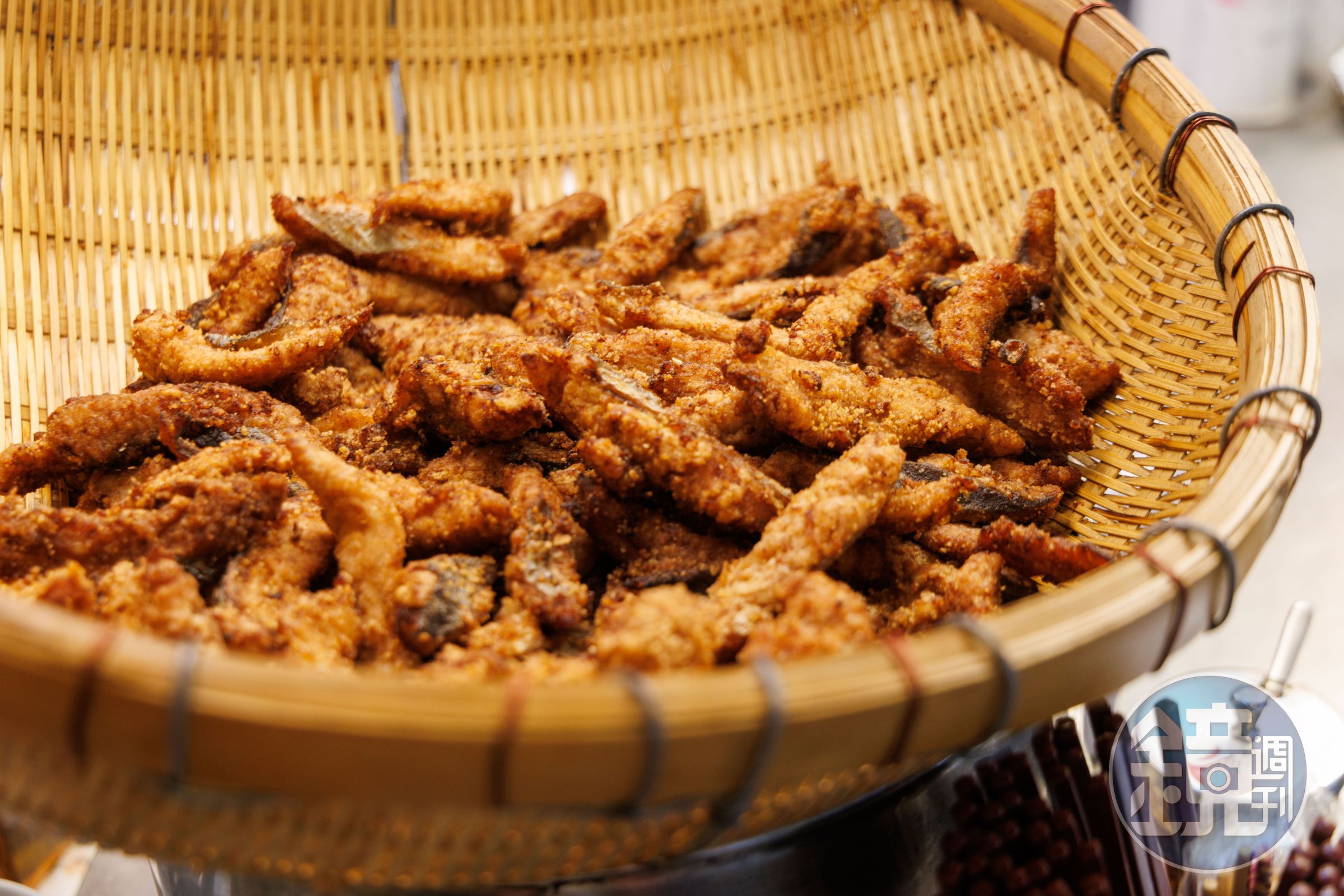 長條狀的鰻魚炸得酥脆,非常誘人。