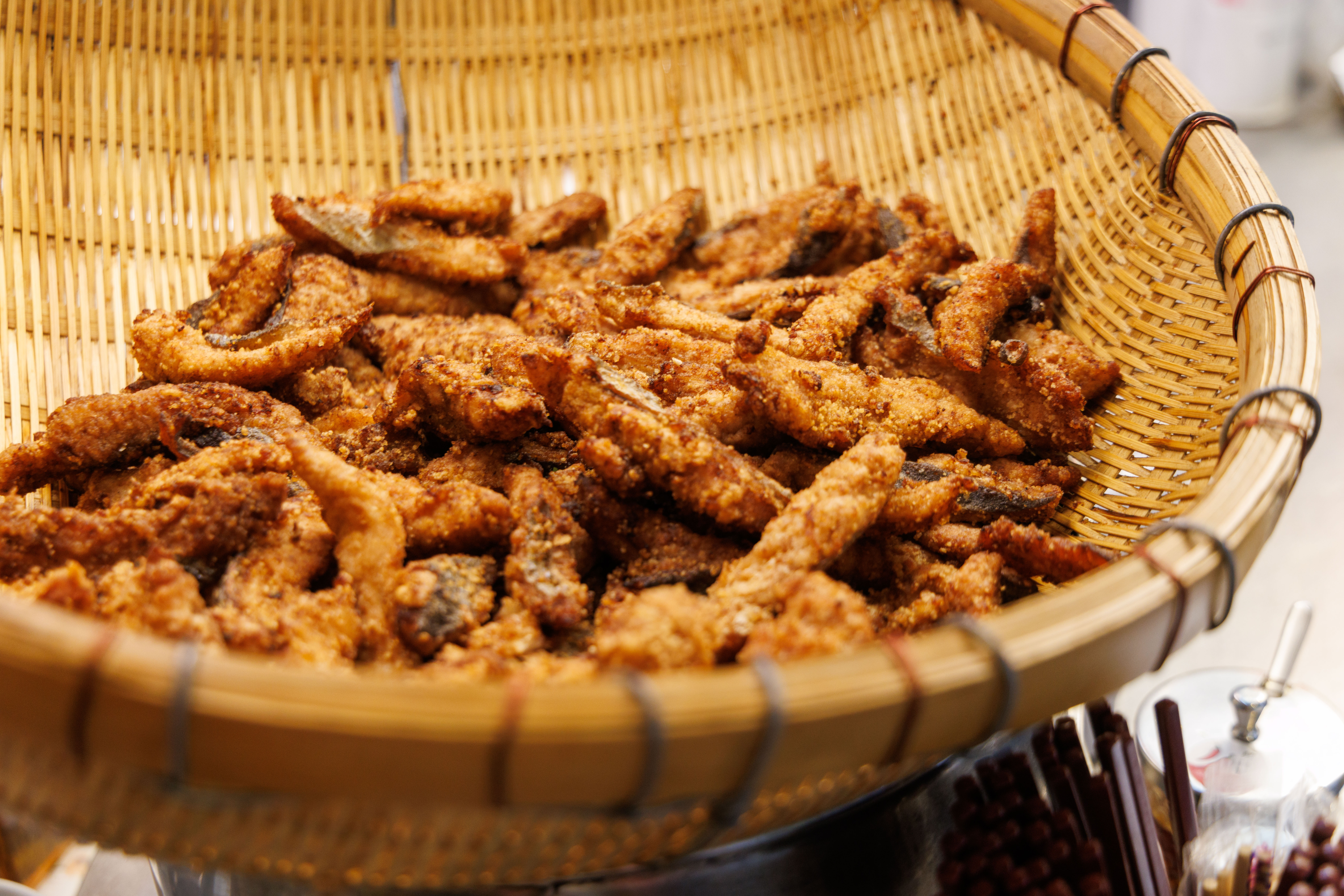 長條狀的鰻魚炸得酥脆，非常誘人。