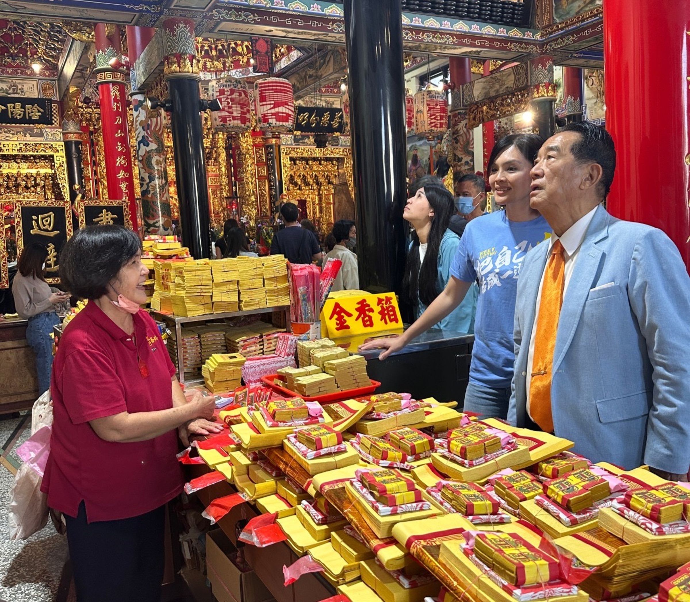 宋楚瑜左營參香巧遇李眉蓁,力挺支持她。(民眾提供)