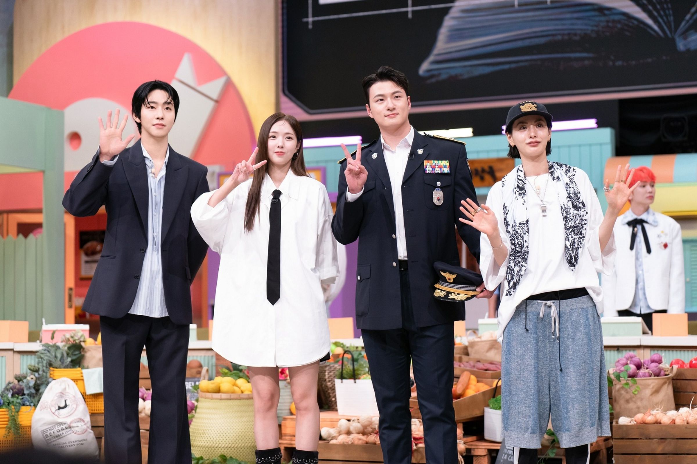 安孝燮（左起）蔡秀彬、申承浩與Nana上《驚人的星期六》宣傳，笑料百出。（tvN提供）