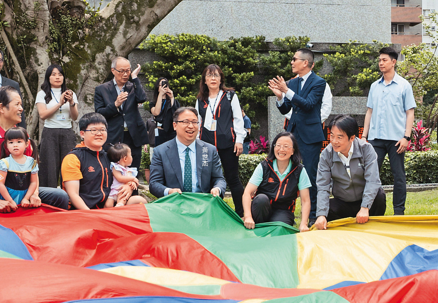 黃世杰主張市府應闢專責窗口協助企業設托育場所。圖為他與總統賴清德日前參訪林口長庚醫院附設幼兒園及托嬰中心。（翻攝總統府flickr）