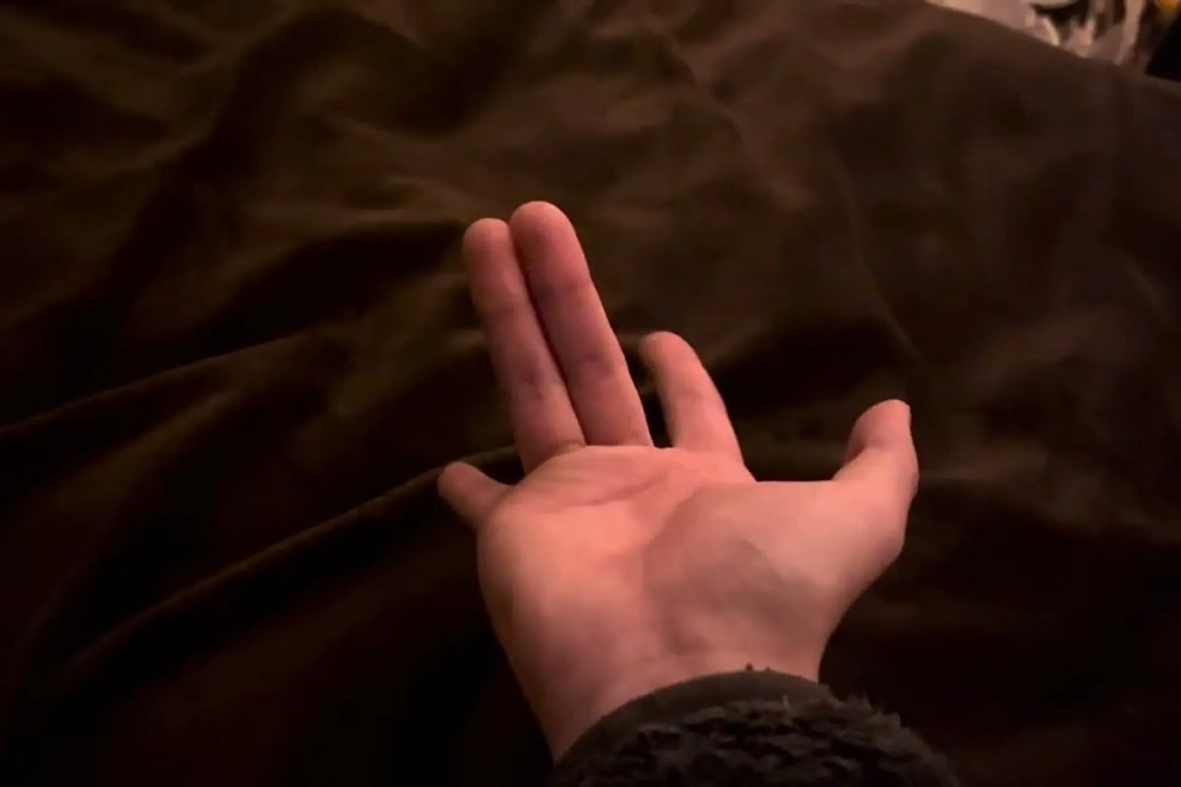日本一名男子在YouTube發表一支手部特寫影片，有網友看完評價「簡直是加藤鷹再現」。（翻攝Yutura網站）
